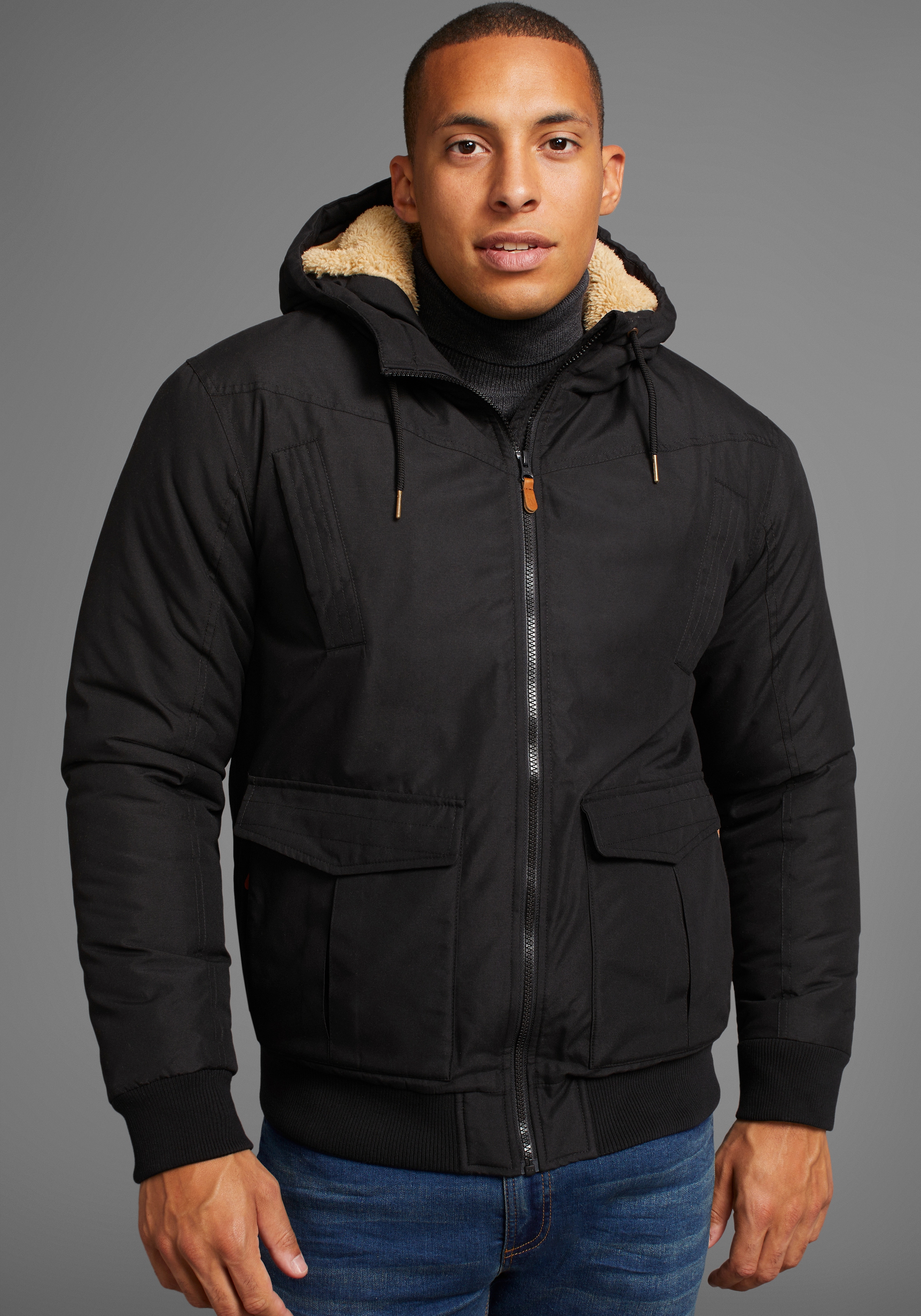 Winterjacke, mit Kapuze, aus Baumwolle und Polyester, hochschließender Kragen