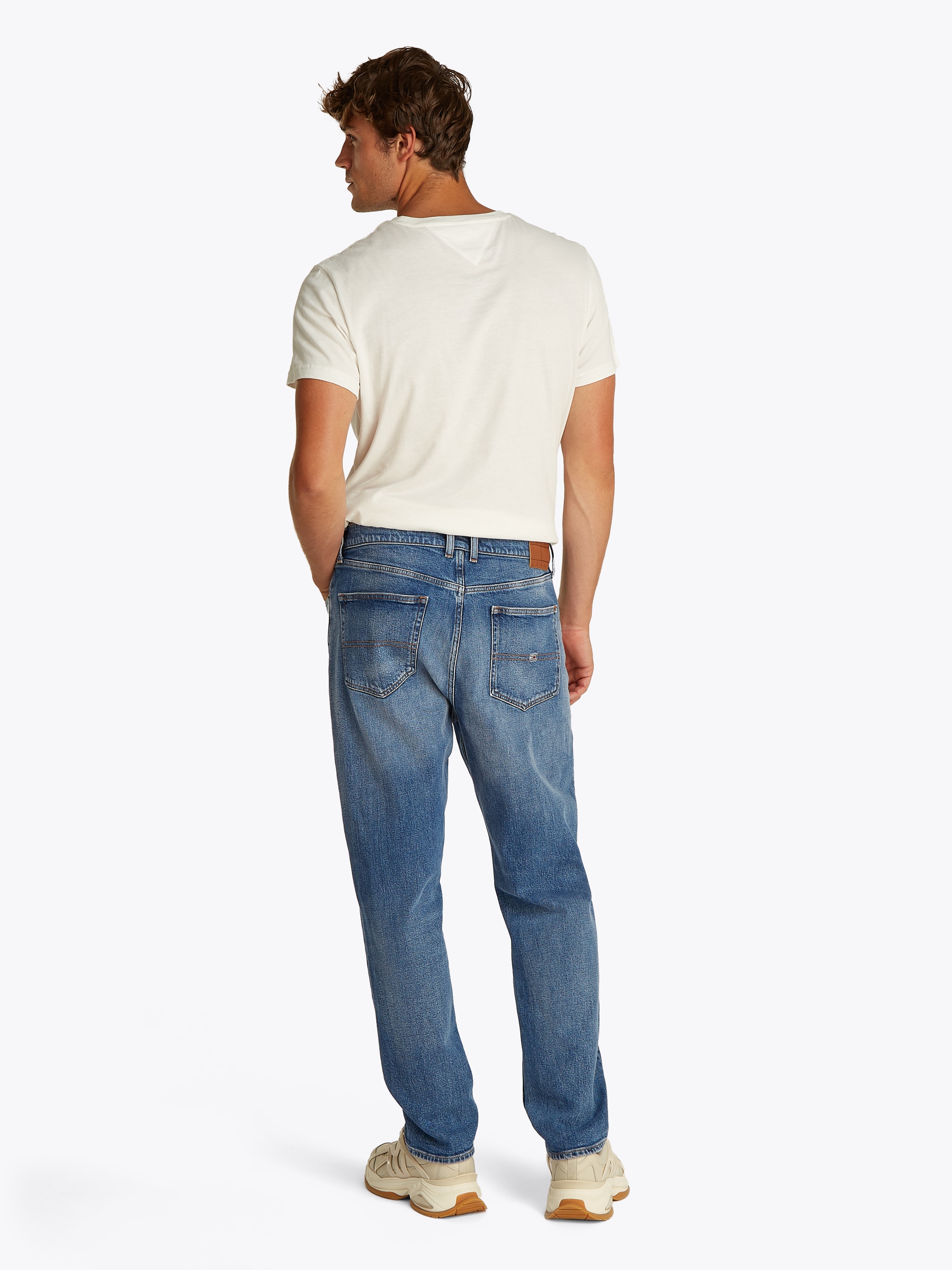 Tommy Jeans Gerade Jeans »Isaac Relaxed Tapered«, Mit Gürtelschlaufen