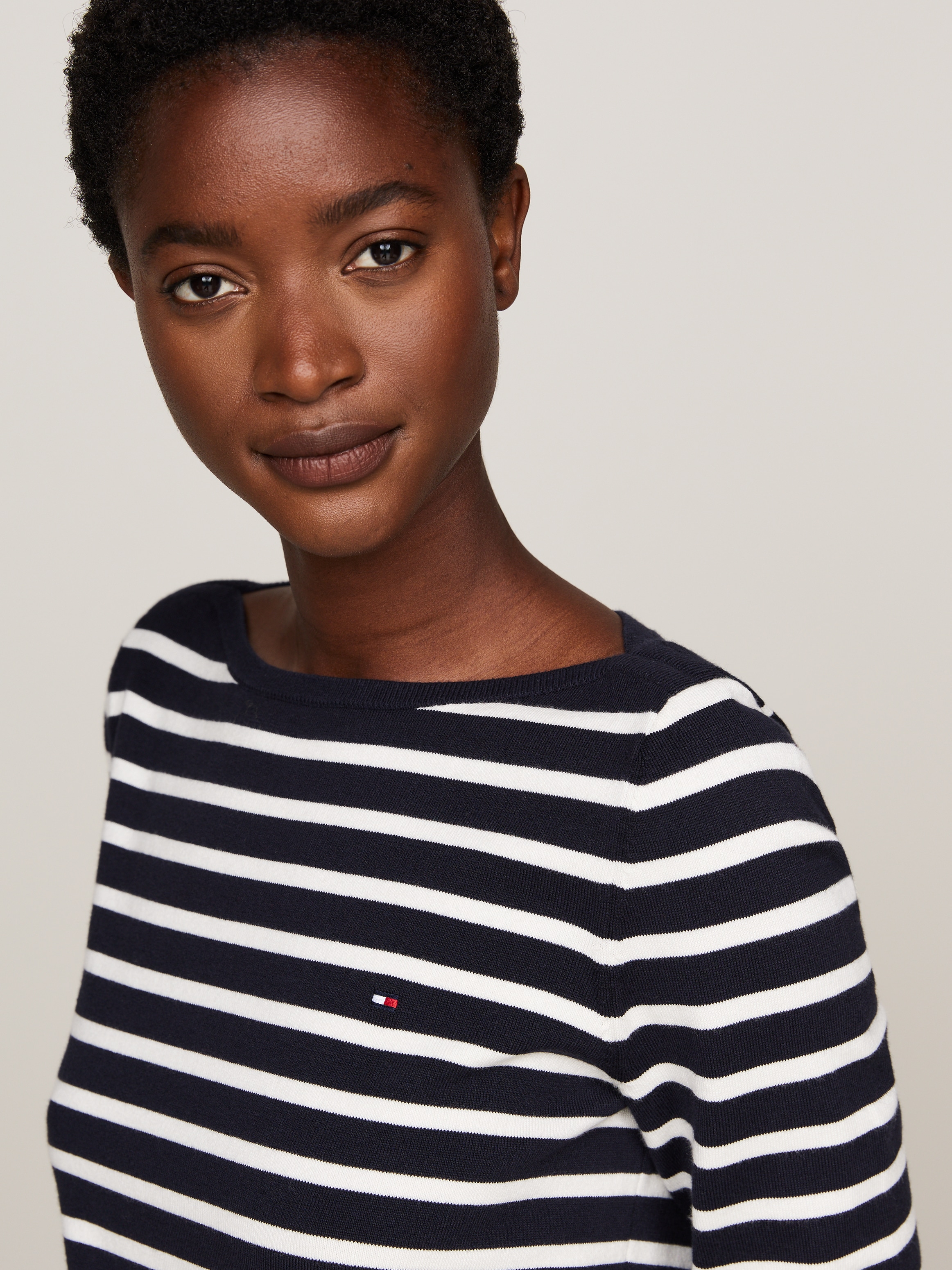 Tommy Hilfiger Strickpullover »CO JERSEY STITCH BOAT-NK SWEATER«, mit Tommy Hilfiger Logo-Flag am Ärmel