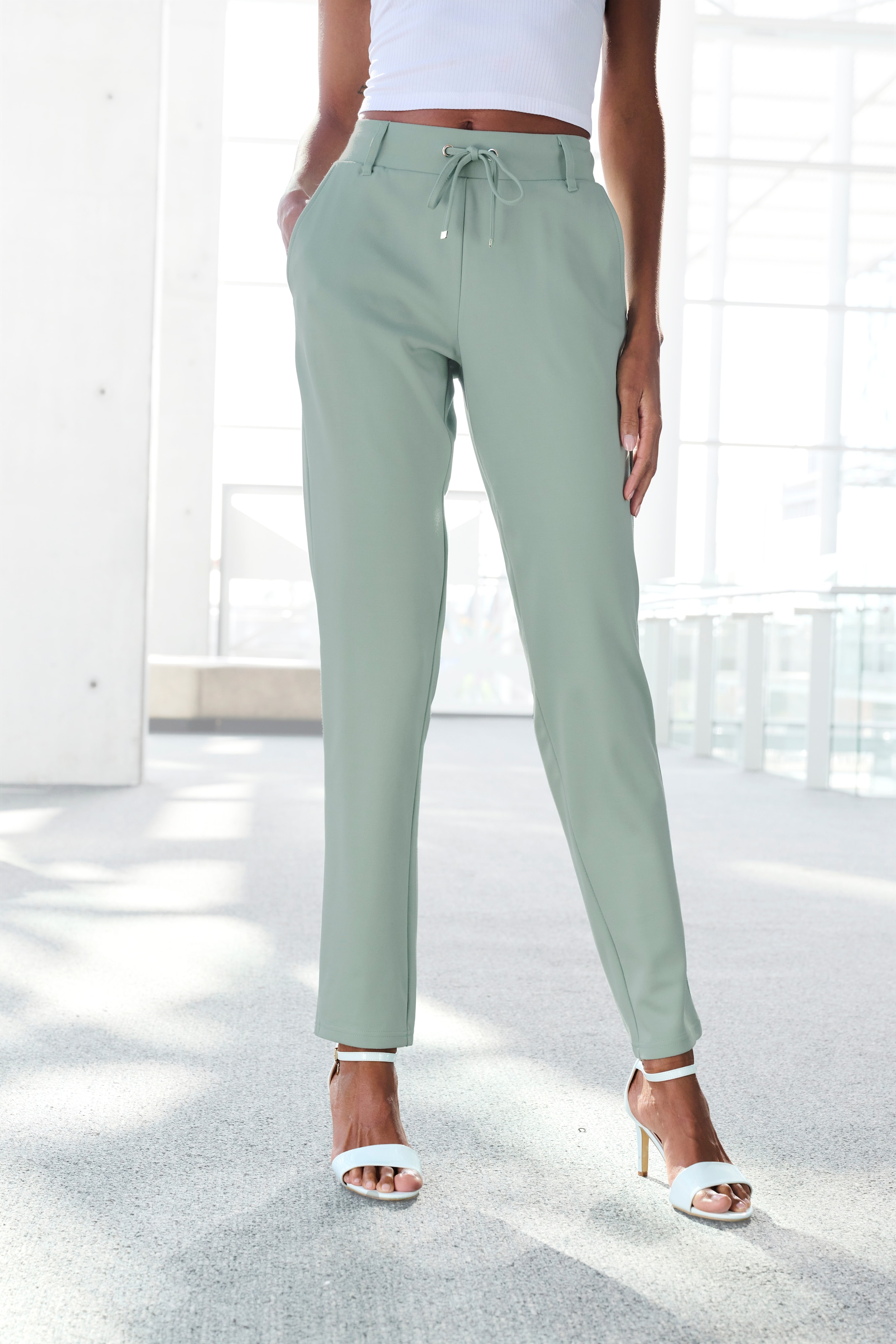 Jogger Pants LASCANA, Damen, Gr. 46, N-Gr, grün (mint), Sweatware, Obermaterial: 70% Viskose, 25% Polyamid, 5% Elasthan, unifarben, Basic schmal knöchelfrei, Hosen, mit elastischem Bund und Gürtelschlaufen, Loungewear, Topseller