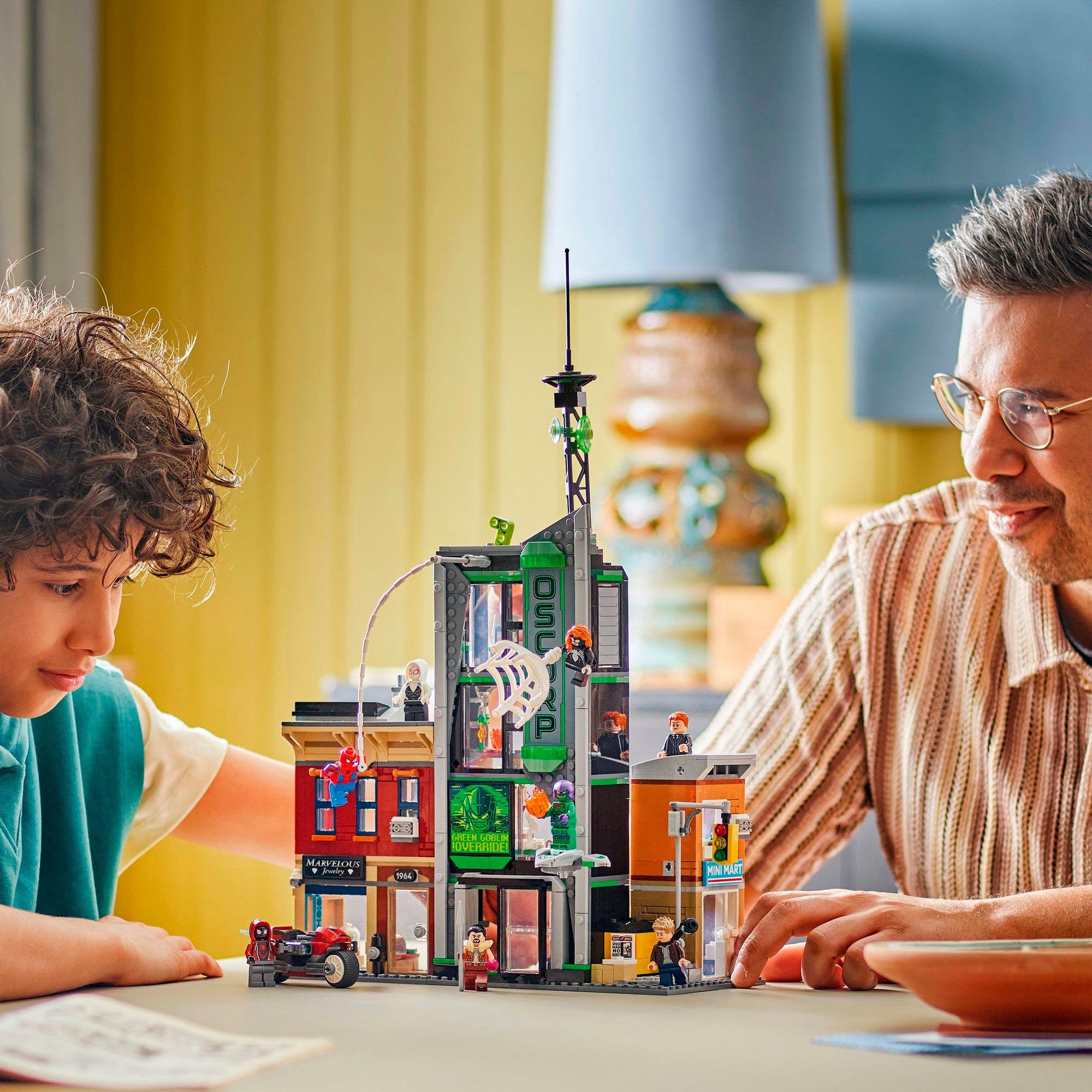 LEGO® Konstruktionsspielsteine »Spider-Man vs. Oscorp (76324), LEGO Super Heroes«, (808 St.), Made in Europe