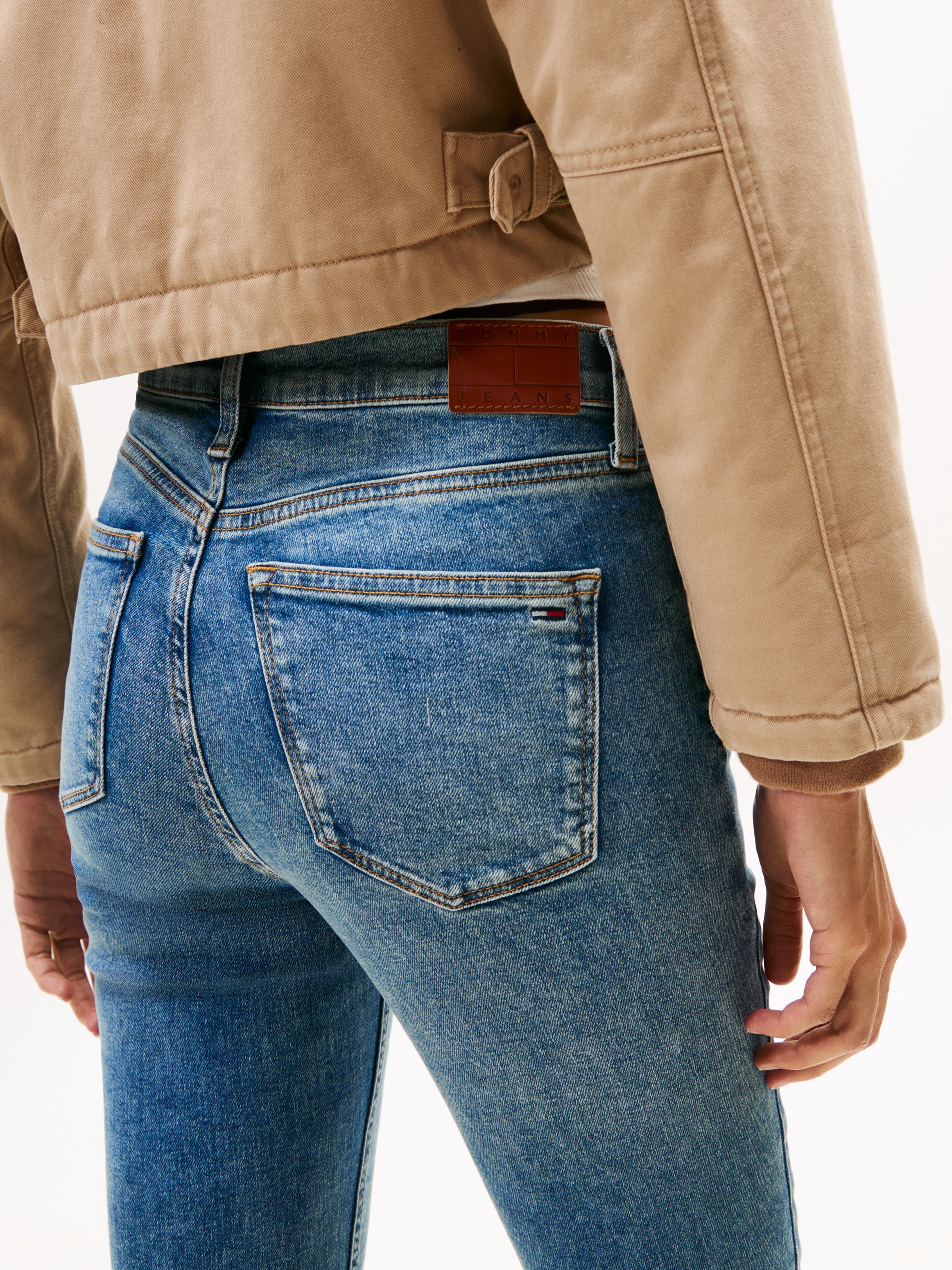 Tommy Jeans Skinny-fit-Jeans »NORA MR SKNY«, mit Waschung, mit Logo-Badge