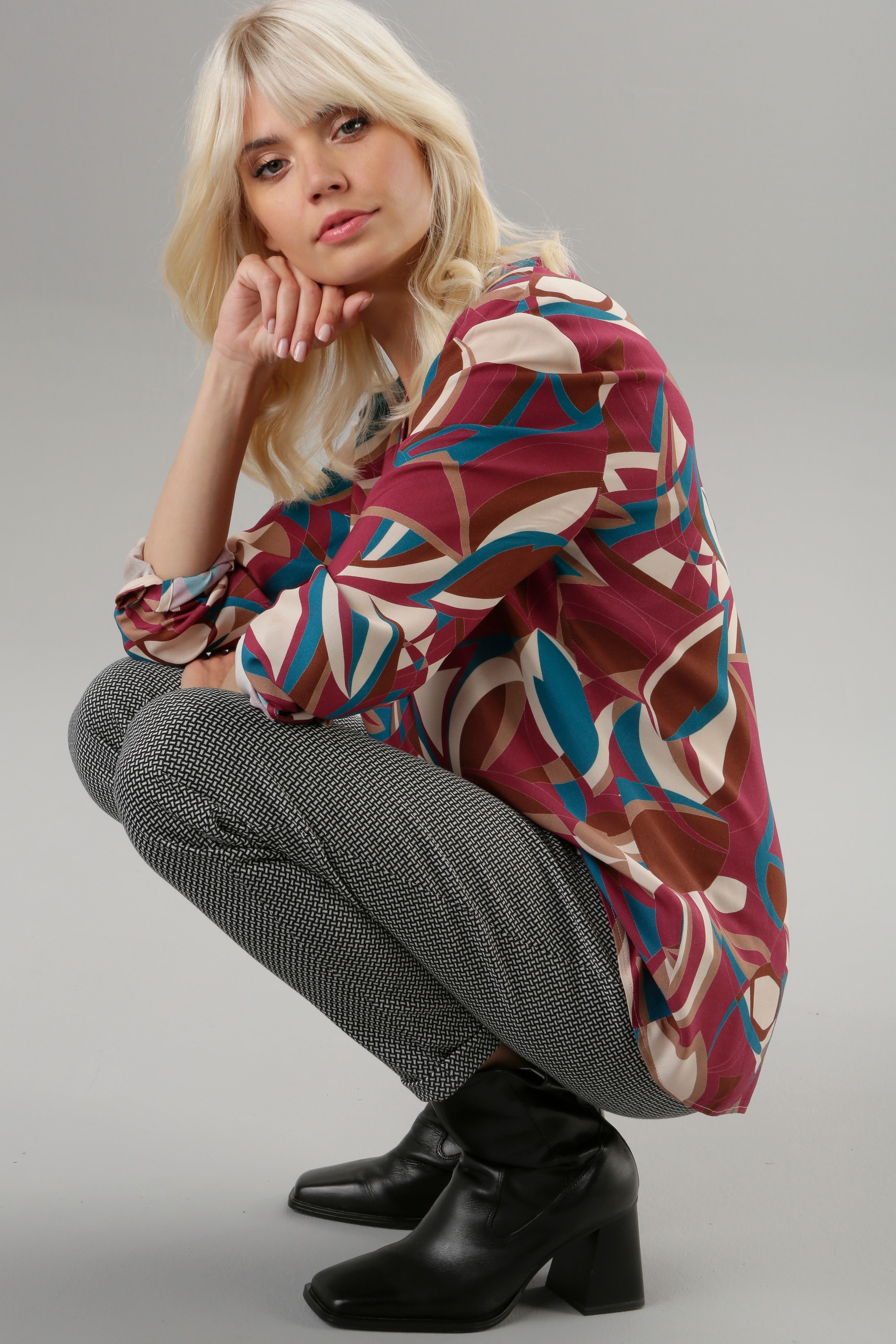 mit Schlupfbluse, topaktuellen in Aniston SELECTED Allover-Muster NEUE online - Farben | bestellen BAUR KOLLEKTION
