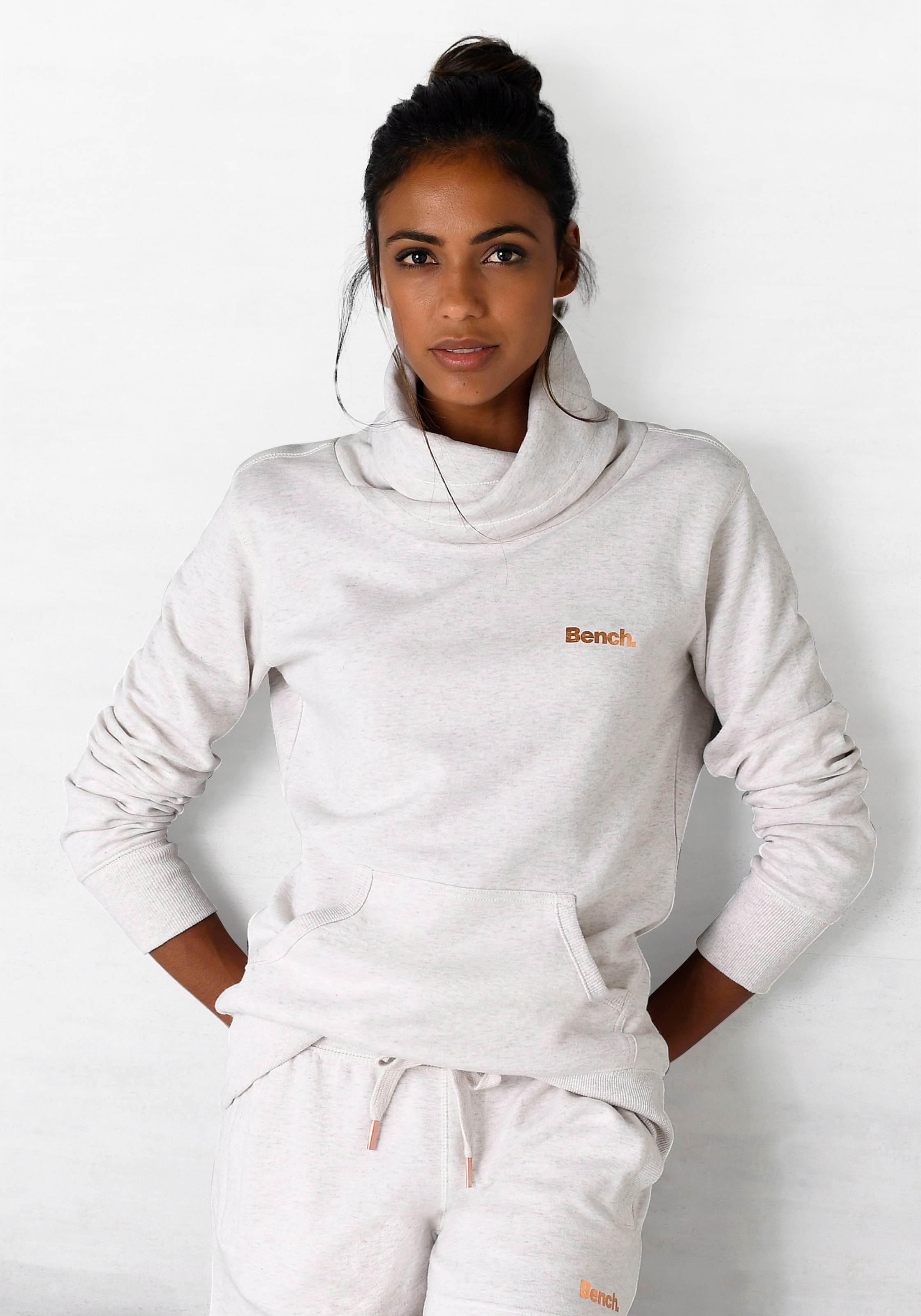 Bench. Loungewear Longsweatshirt, mit Stehkragen in Layeroptik und Kängurutasche, Loungewear