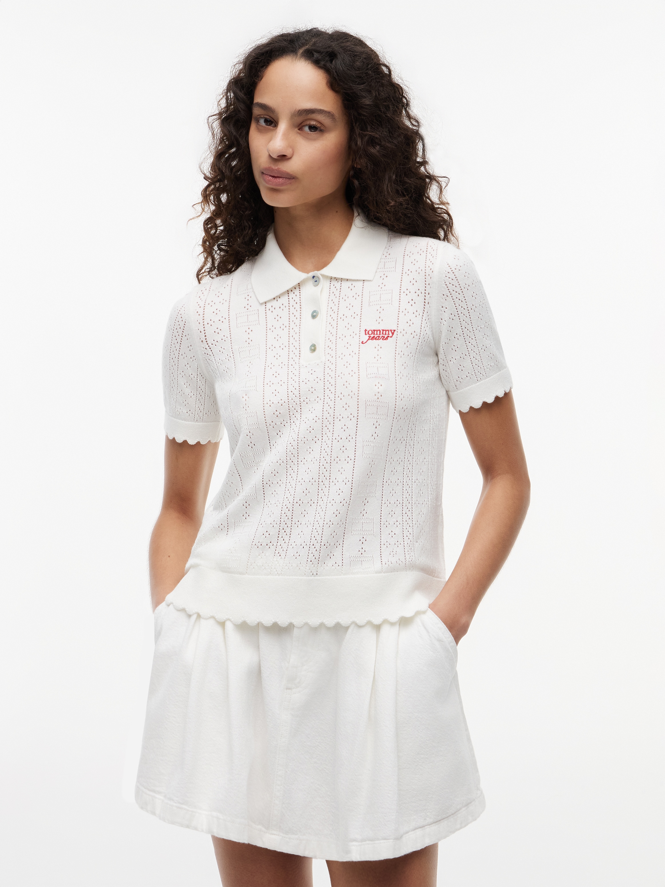 Tommy Jeans Kurzarmpullover "TJW POINTELLE POLO SWEATER" Viskosemischung, Pointelle Strickmuster, gewellte Säume