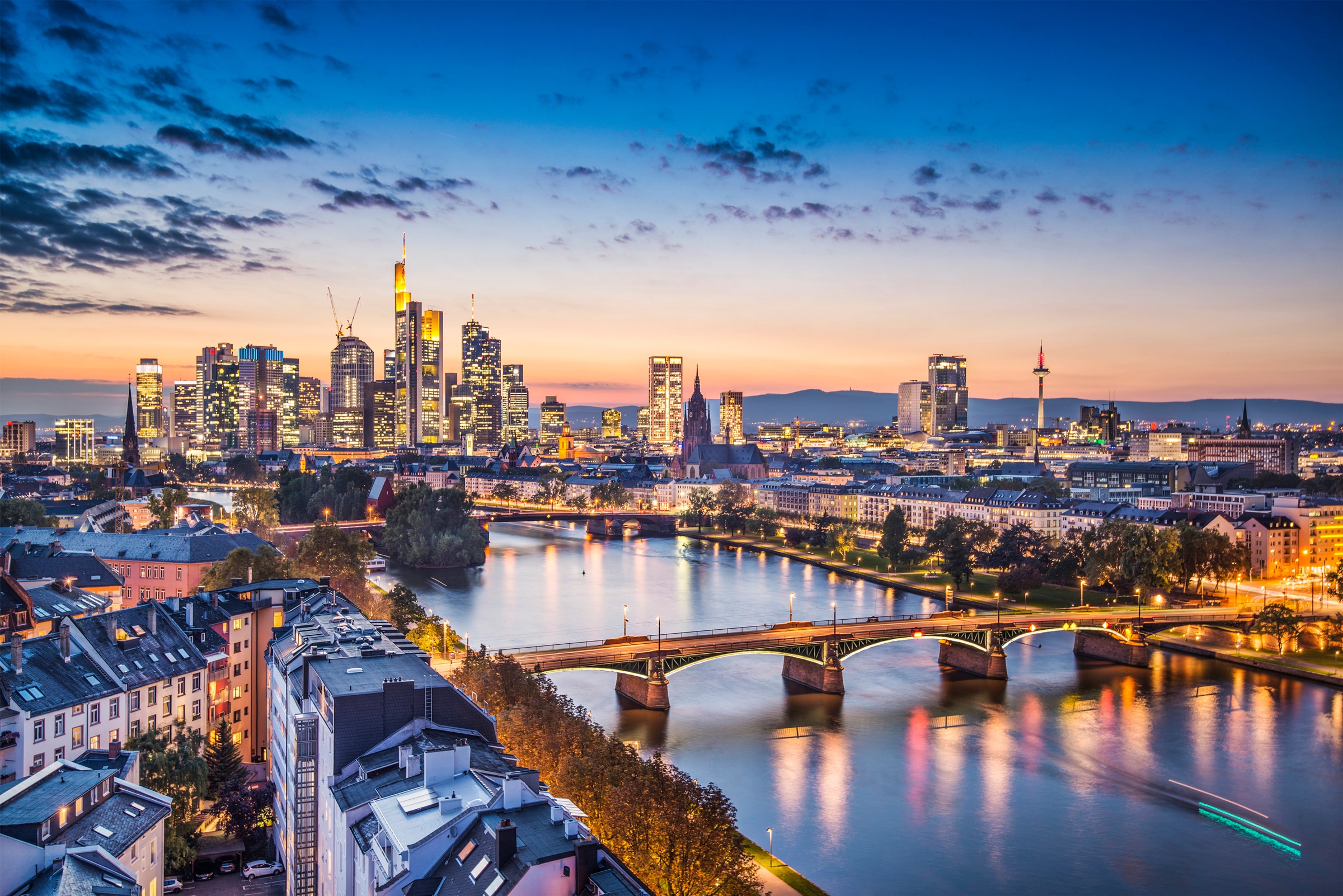 Papermoon Fototapete »FRANKFURT-STADT FLUSS MAIN SKYLINE BRÜCKEN GEBIRGE«