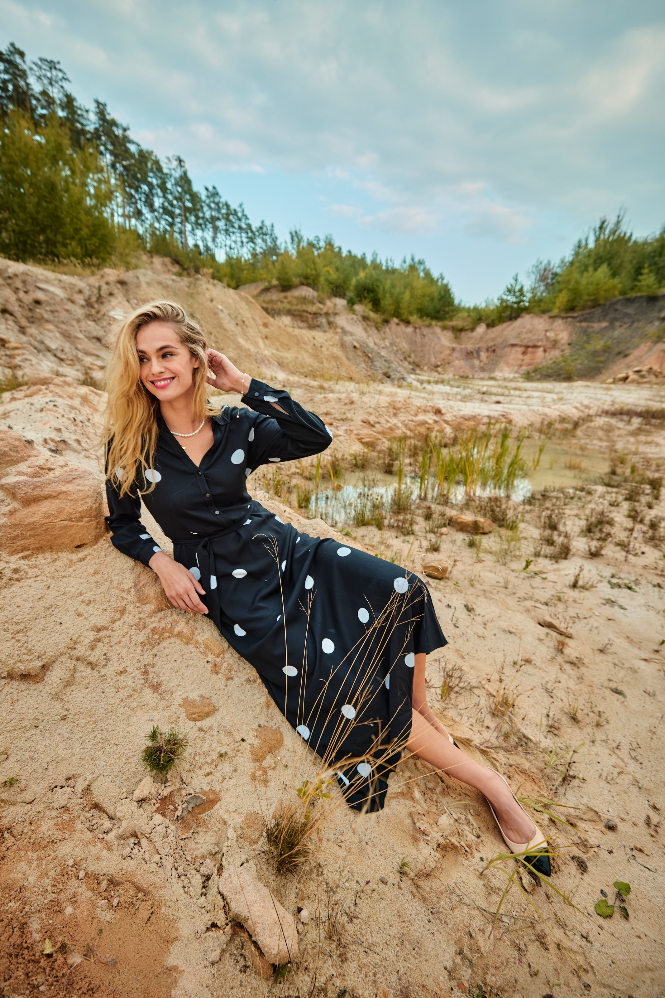 Aniston CASUAL Blusenkleid, (mit abnehmbarem Bindeband), mit kontrastfarbigen Punkten - jedes Teil ein Unikat