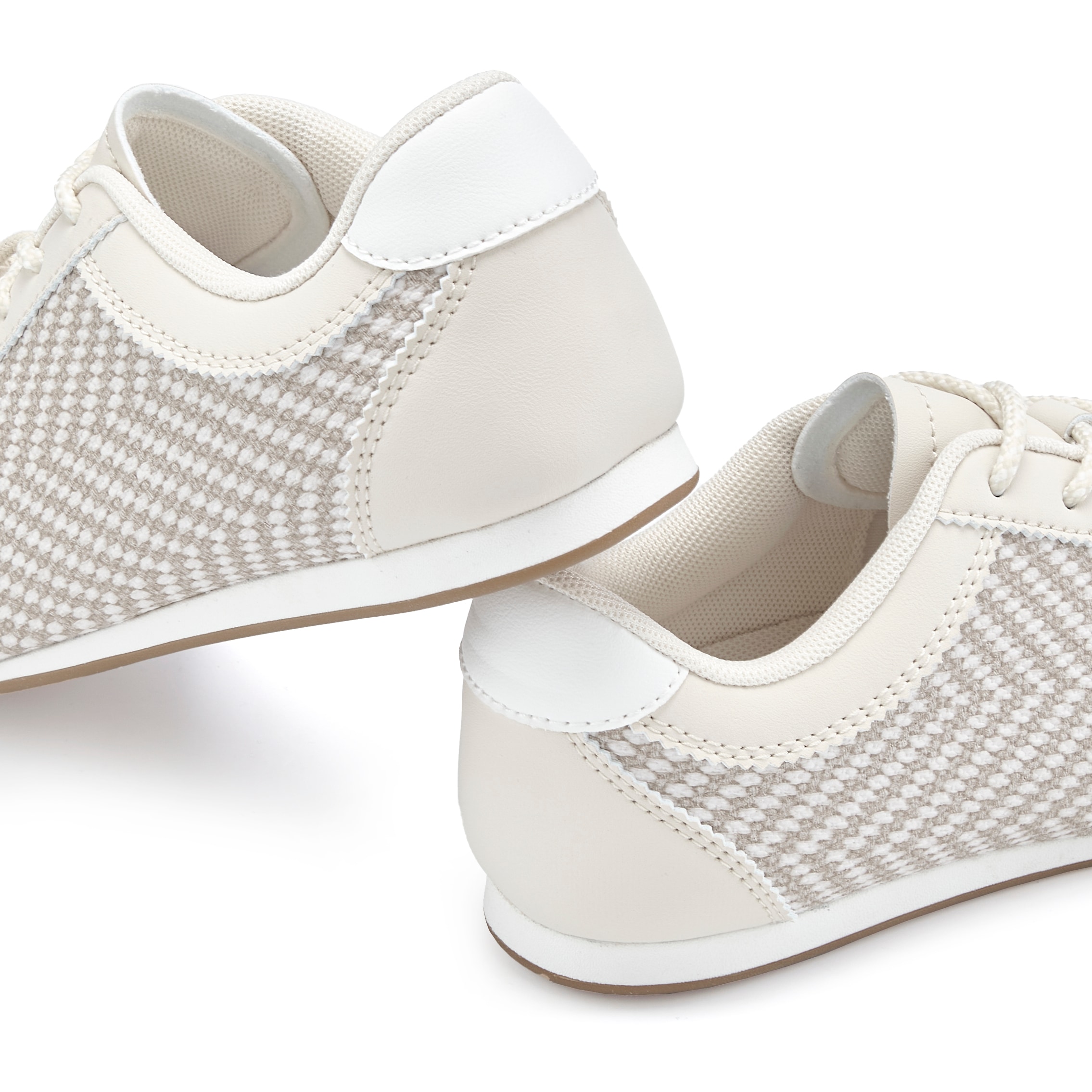 LASCANA Sneaker »Halbschuh, Sneaker, Schnür-Sneaker«  Komfortabler Material-Mix mit abnehmbarem Anhänger VEGAN