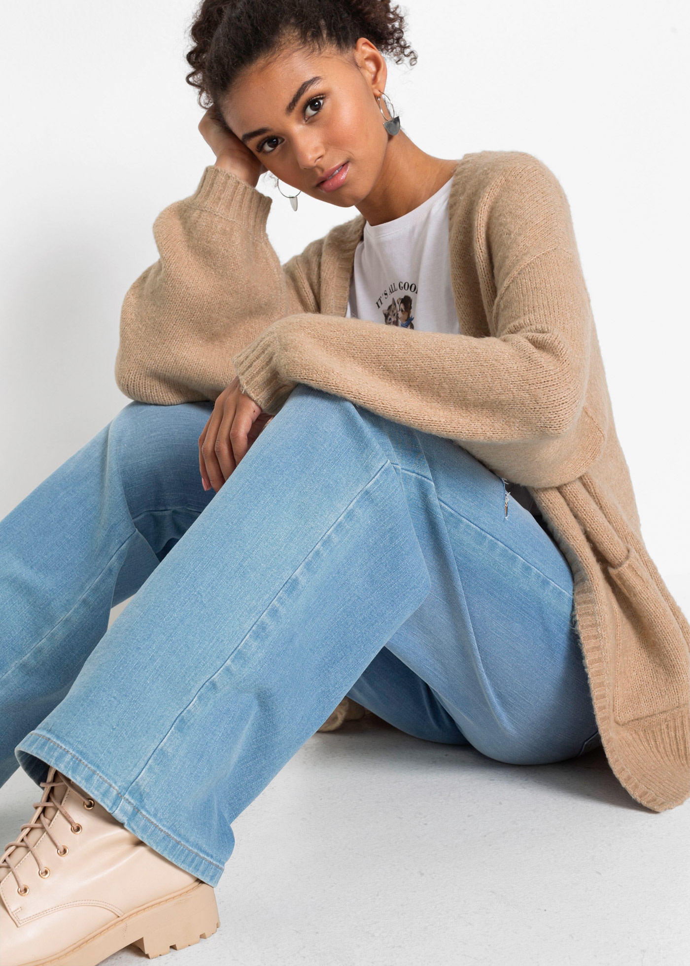 bonprix Strickjacke »Oversize-Strickjacke« Oversize-Passform, mit aufgesetzten Taschen