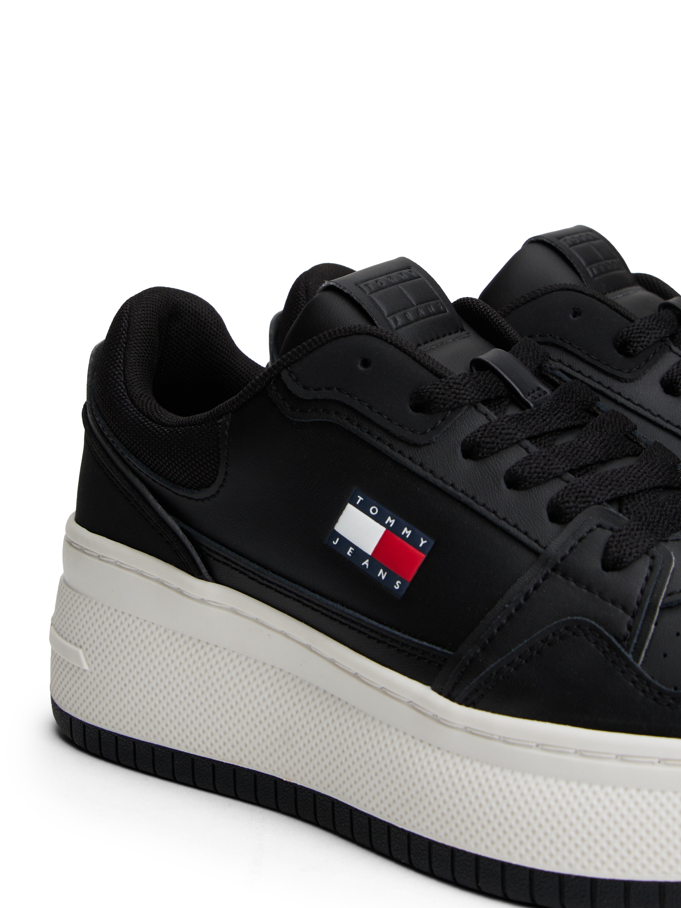 Tommy Jeans Keilsneaker »TJW RETRO BASKET FLATFORM«, Plateau, Freizeitschuh, Schnürschuh, mit Lochmuster, im Basket-Look