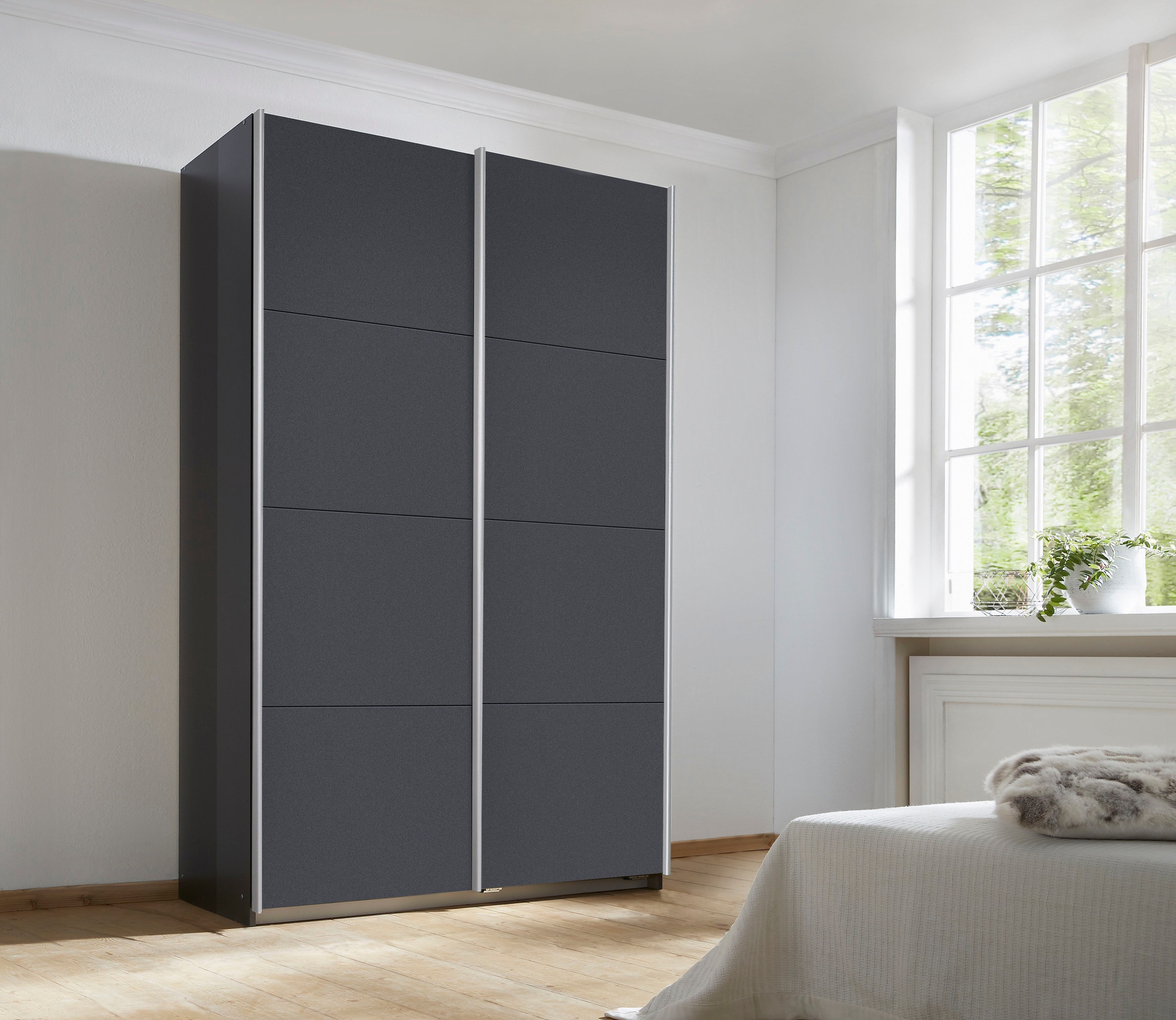 INOSIGN BY RAUCH Schwebetürenschrank »Kleiderschrank Schrank Garderobe Schlafzimmerschrank THANOS«, (in 3 verschiedenen Ausstattungen BASIC/CLASSIC/PREMIUM), Optional mit Spiegel, Metall-Griffleisten alufarben MADE IN GERMANY