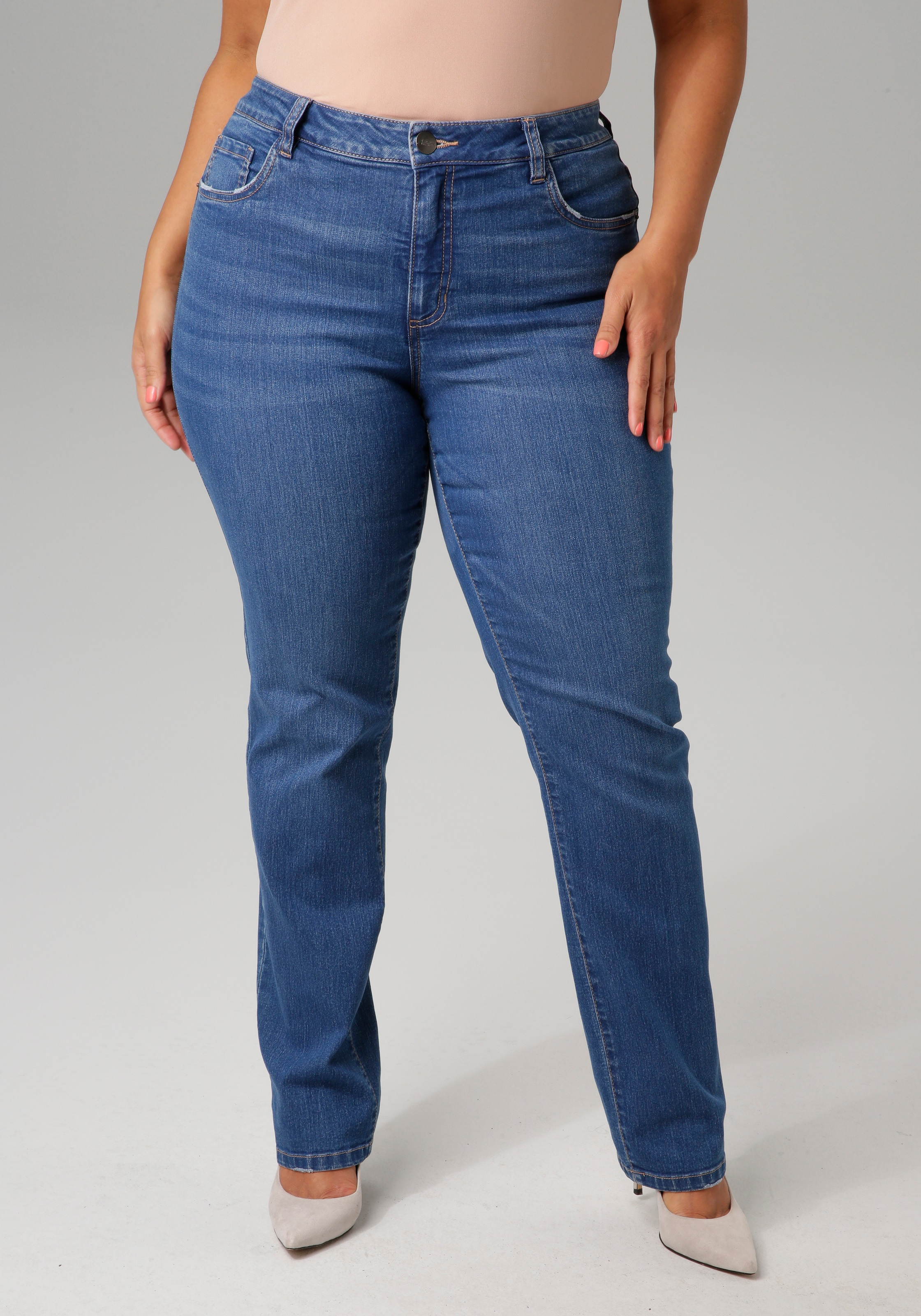 Straight-Jeans, mit leichtem Used-Effekt - NEUE KOLLEKTION