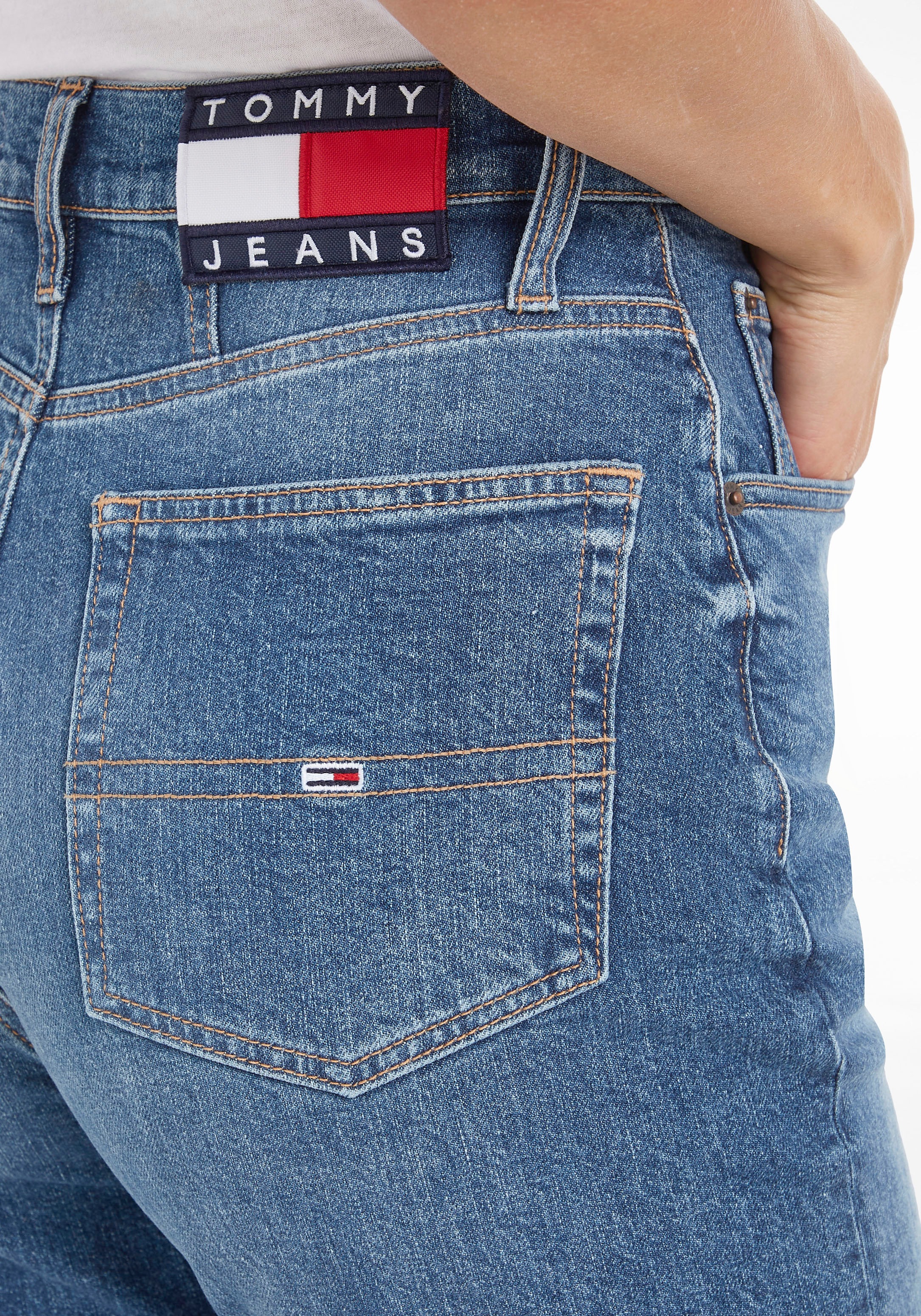 Tommy Jeans Mom-Jeans »MOM JEAN UHR TPR CG5136«, mit Logobadge und 