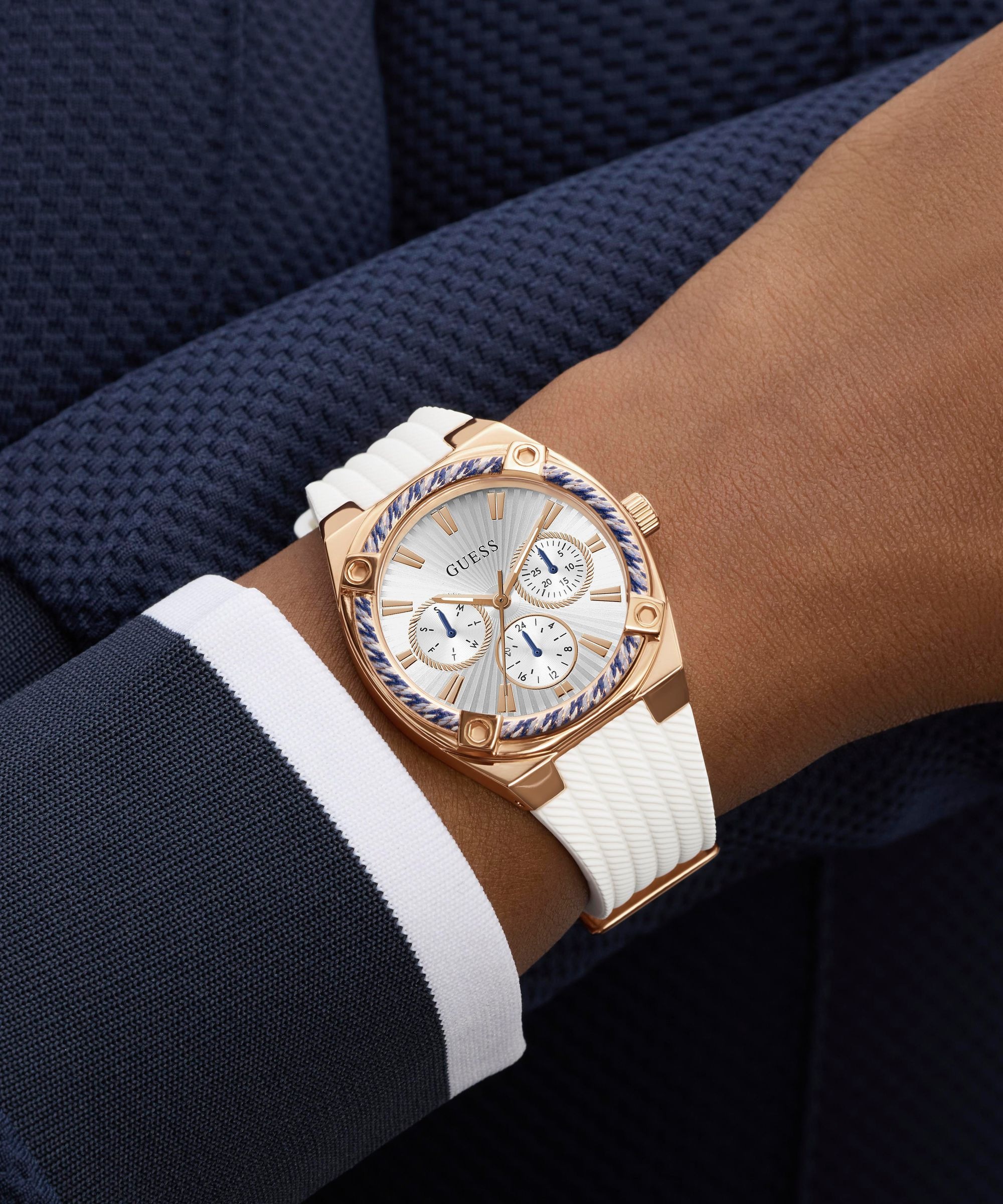 Guess Multifunktionsuhr »SAYLOR« Quarzuhr, Armbanduhr, Damenuhr, Silikonarmband, analog, Wochentag, Tag