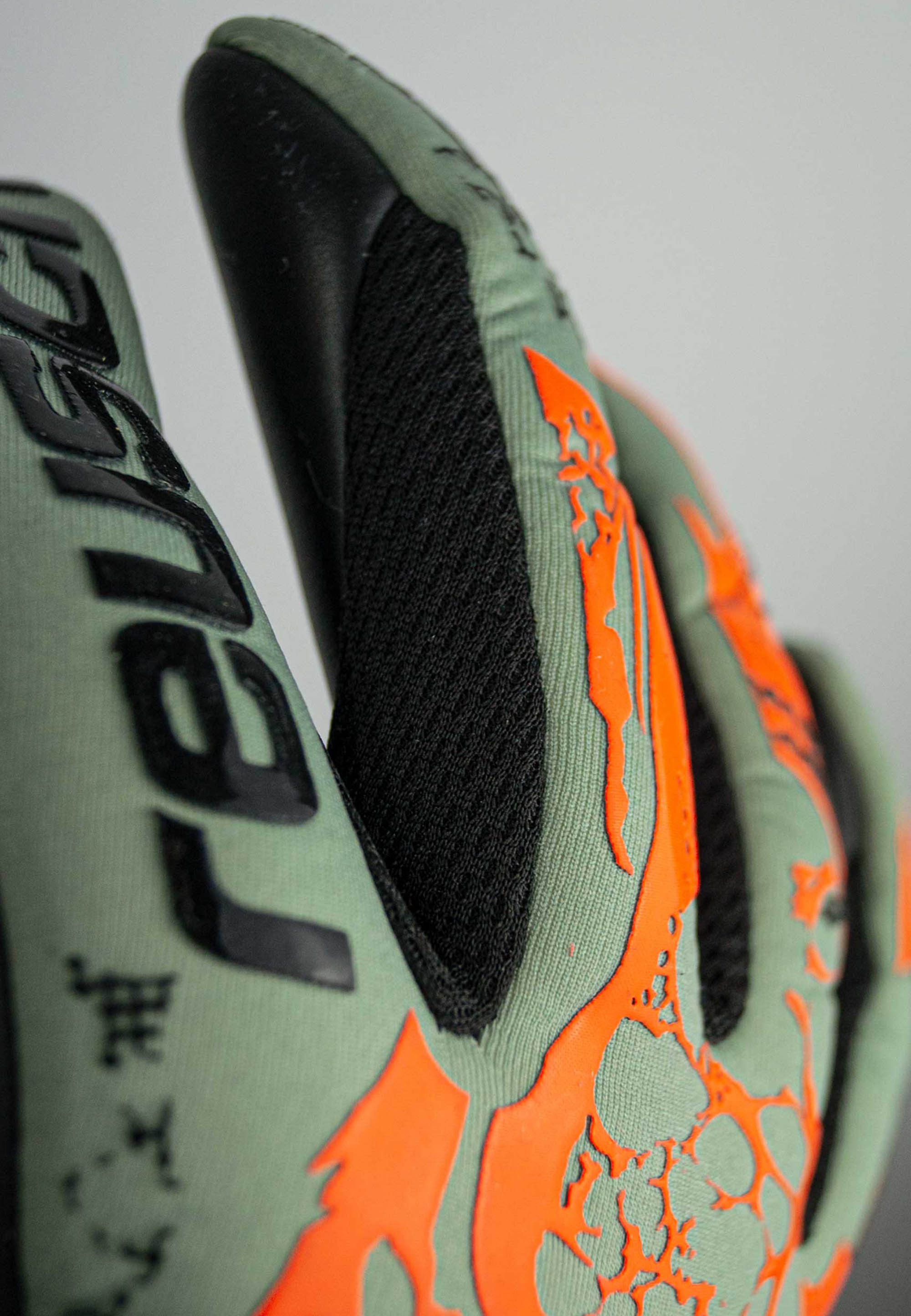 Reusch Torwarthandschuhe »Pure Contact Gold«, mit hervorragendem Grip und Innennaht Schnitt