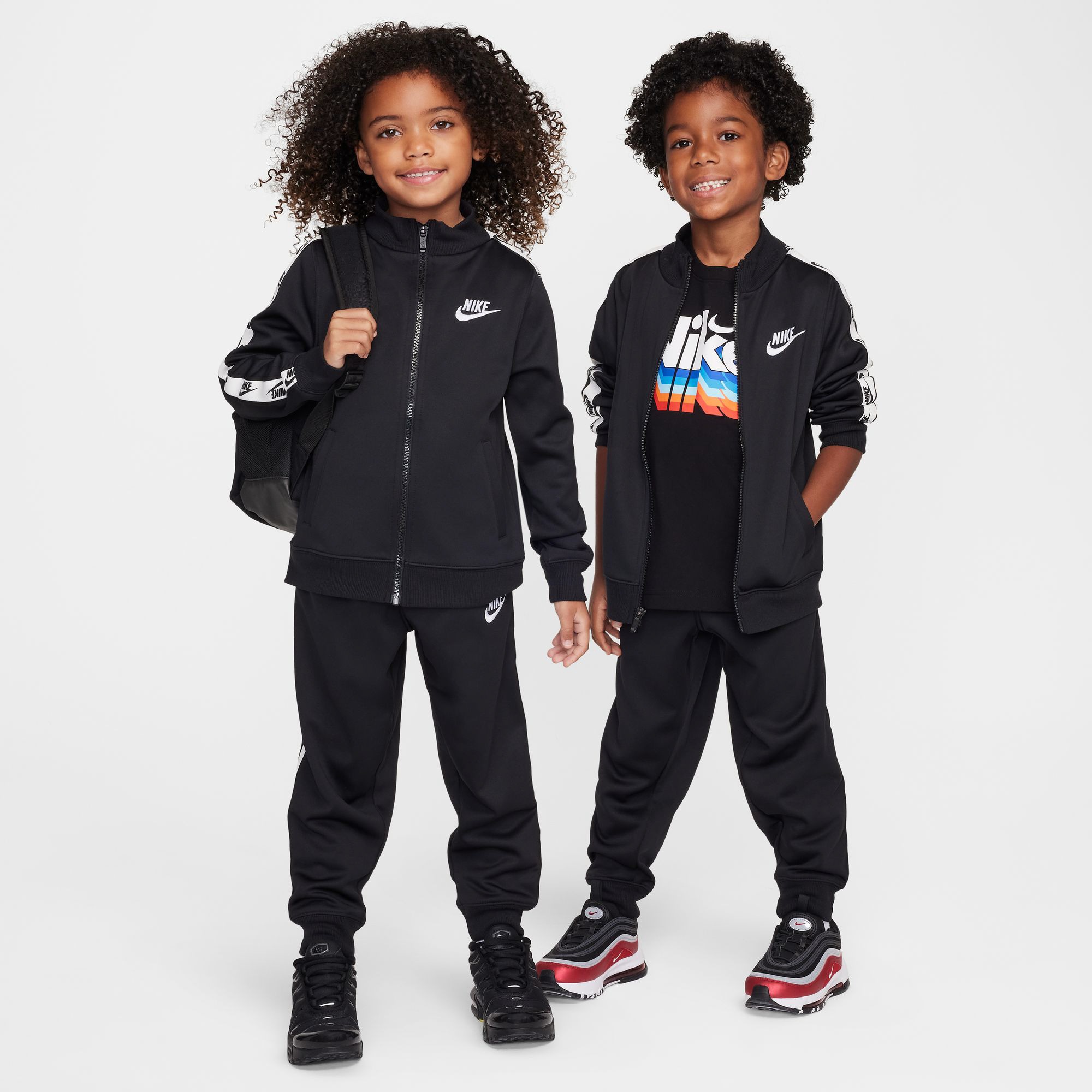 Nike Sportswear Trainingsanzug »NKN FULL ZIP SET WITH LOGO TAP« 2 tlg. für Kinder, sportlicher Stil