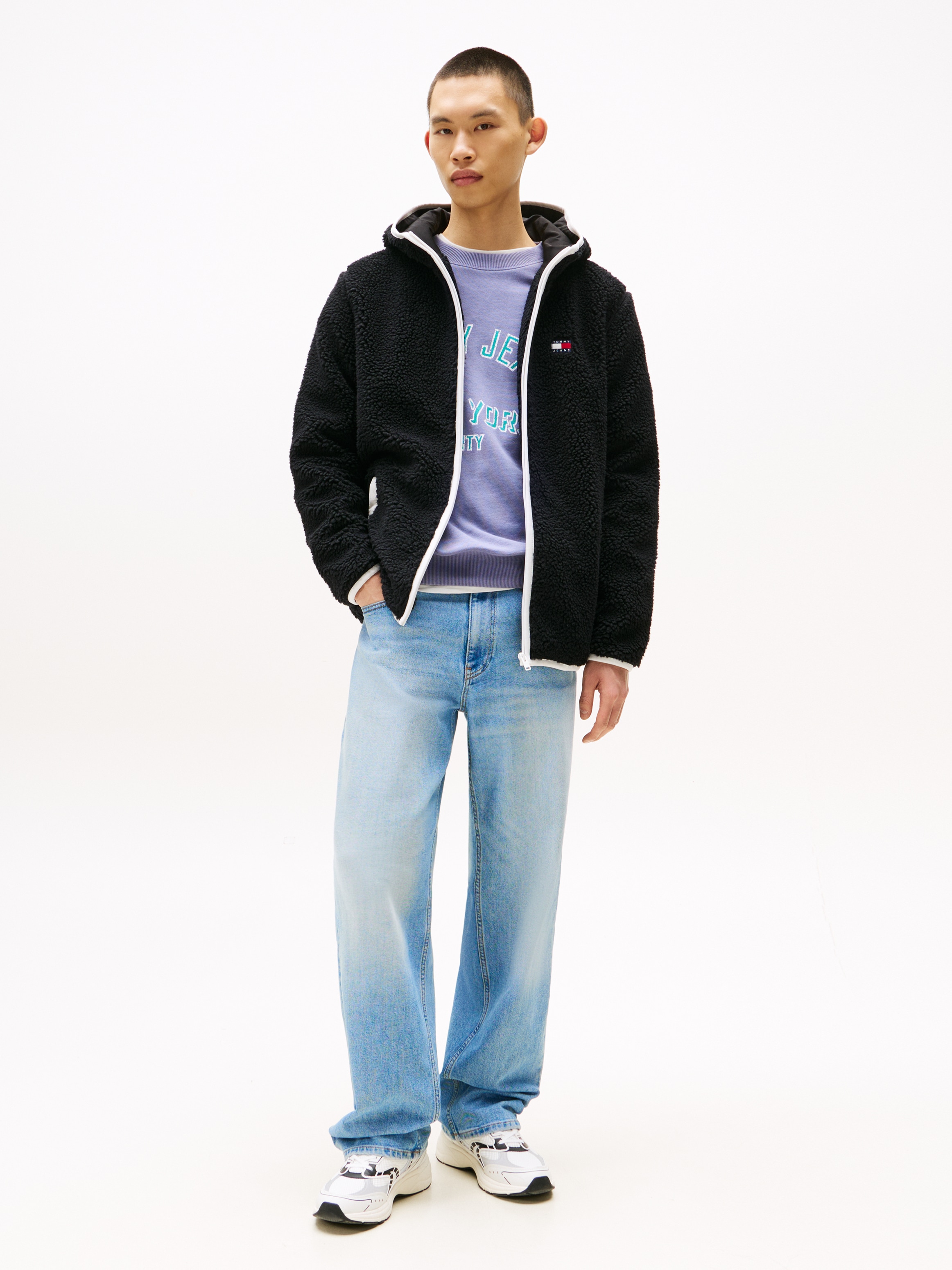 Tommy Jeans Plüschjacke »TJM REG BADGE TEDDY ZIP TRU EXT«, mit Kapuze, mit Logopatch, leicht überschnittene Schultern