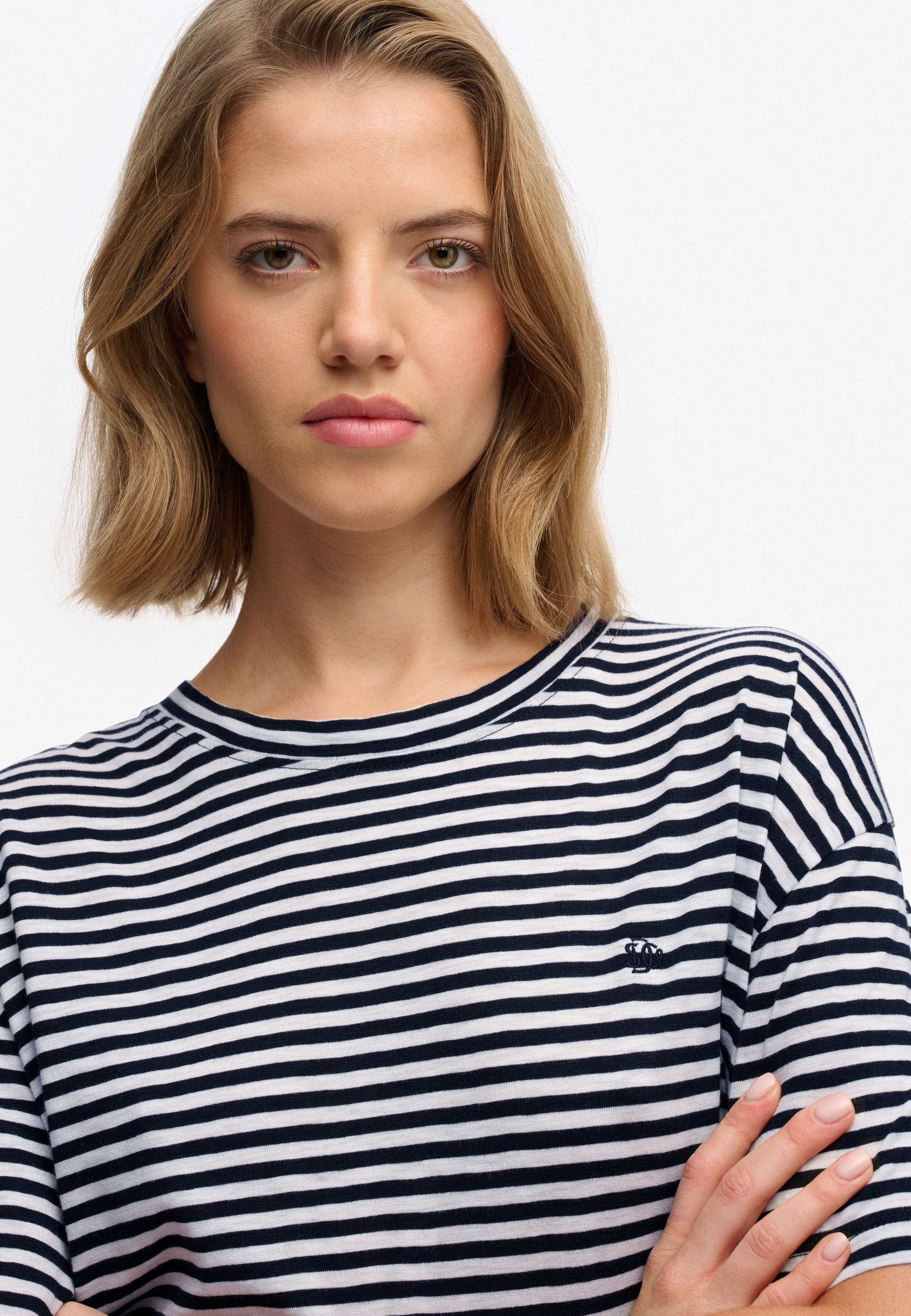 Superdry T-Shirt »STUDIOS CREW TEE« mit Markenlabel, aus Baumwollmischung, Relaxed Fit, Kurzarm