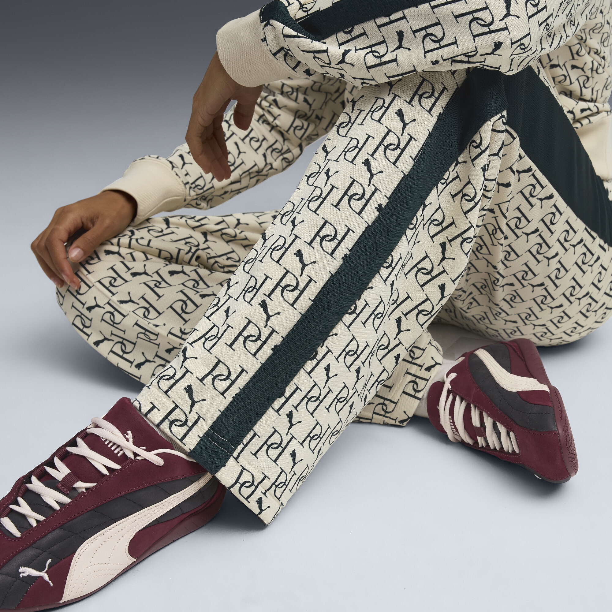 PUMA Sporthose »T7 Allover-Print Straight Trainingshose Damen«
