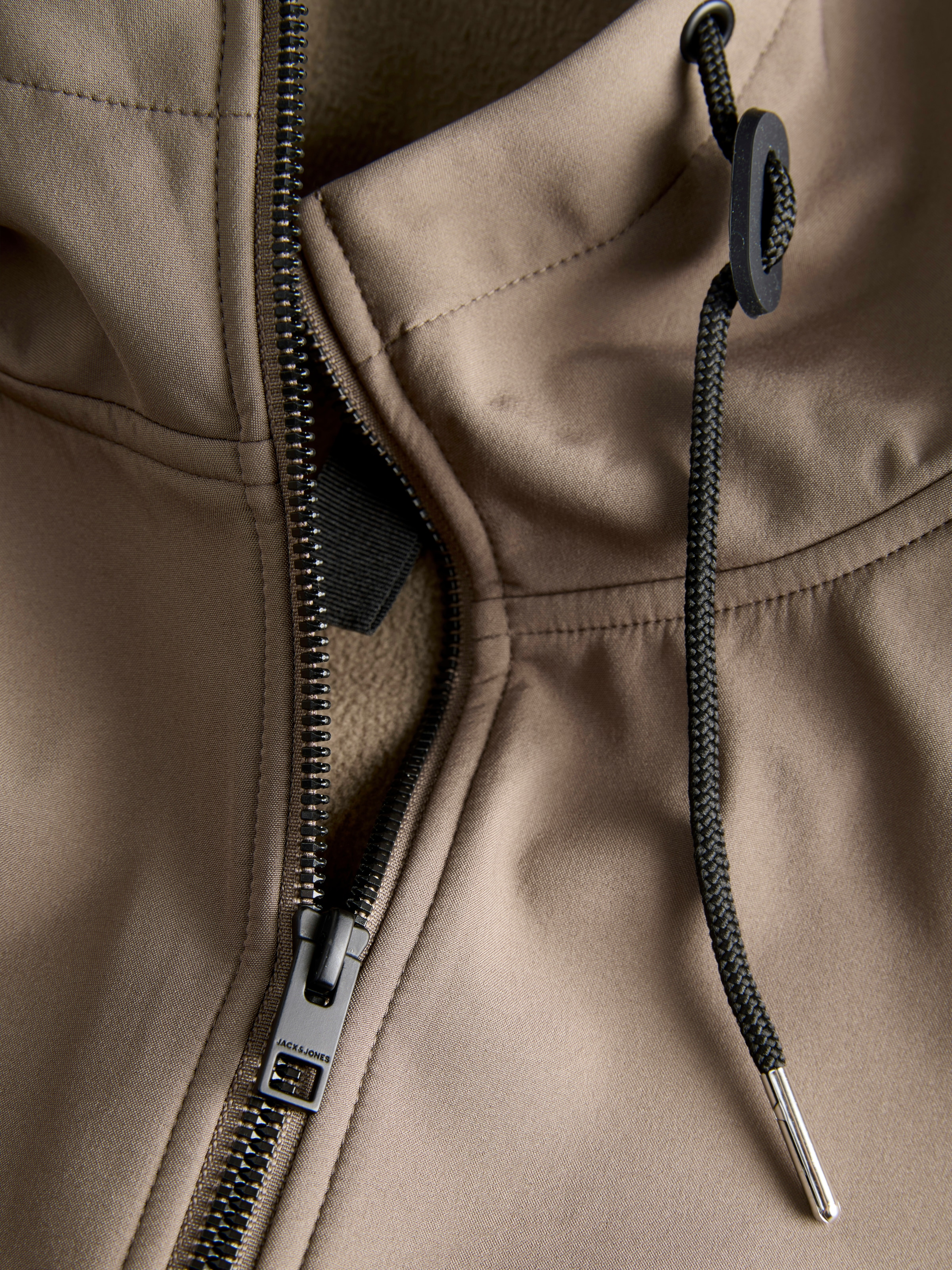 Jack & Jones Softshelljacke »JJEBASIC mit wasserabweisender Funktion« mit Kapuze mit Kordelzug