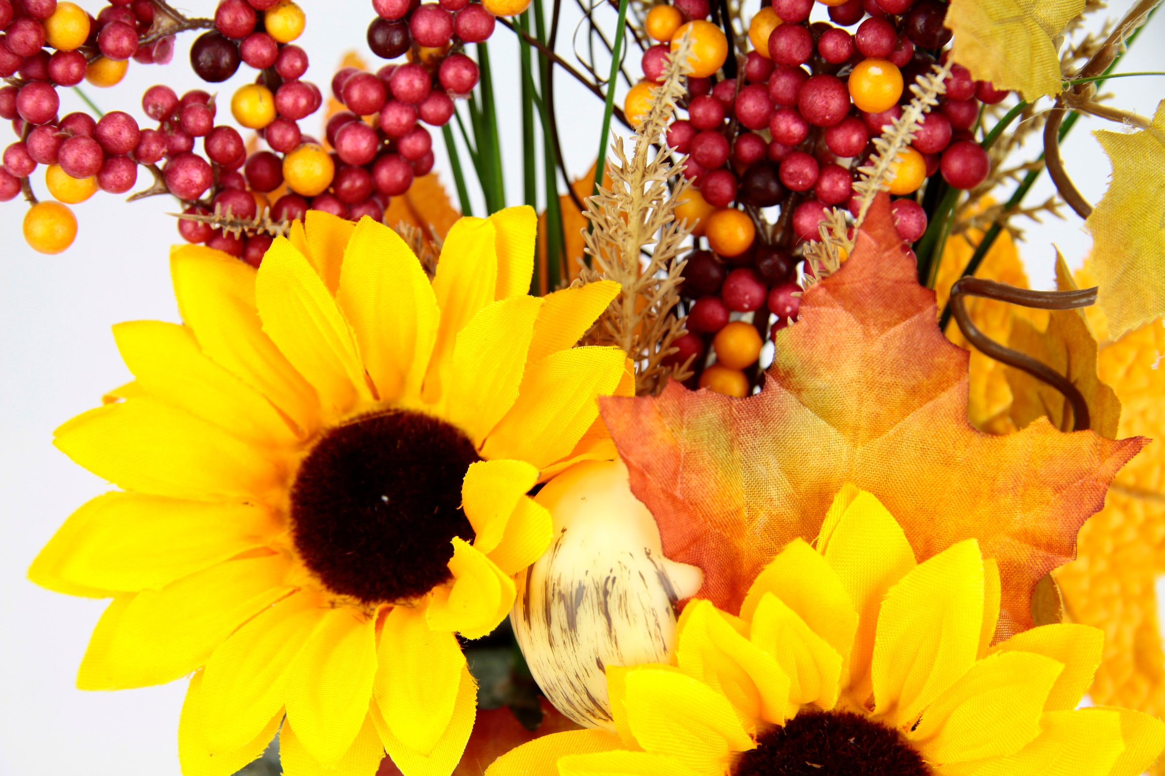 I.GE.A. Kunstblume »Gesteck aus Sonnenblumen auf Stein«, Künstliche Blumen Herbstgesteck Deko Ornamente für Halloween