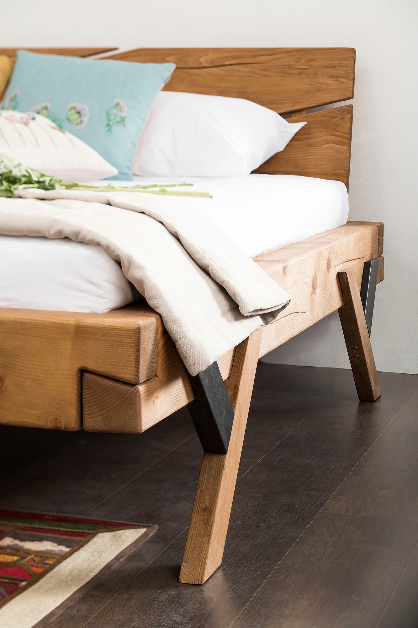 SalesFever Massivholzbett »Eik«, Urige Eleganz trifft moderne Formen - Unikat-Balkenbett