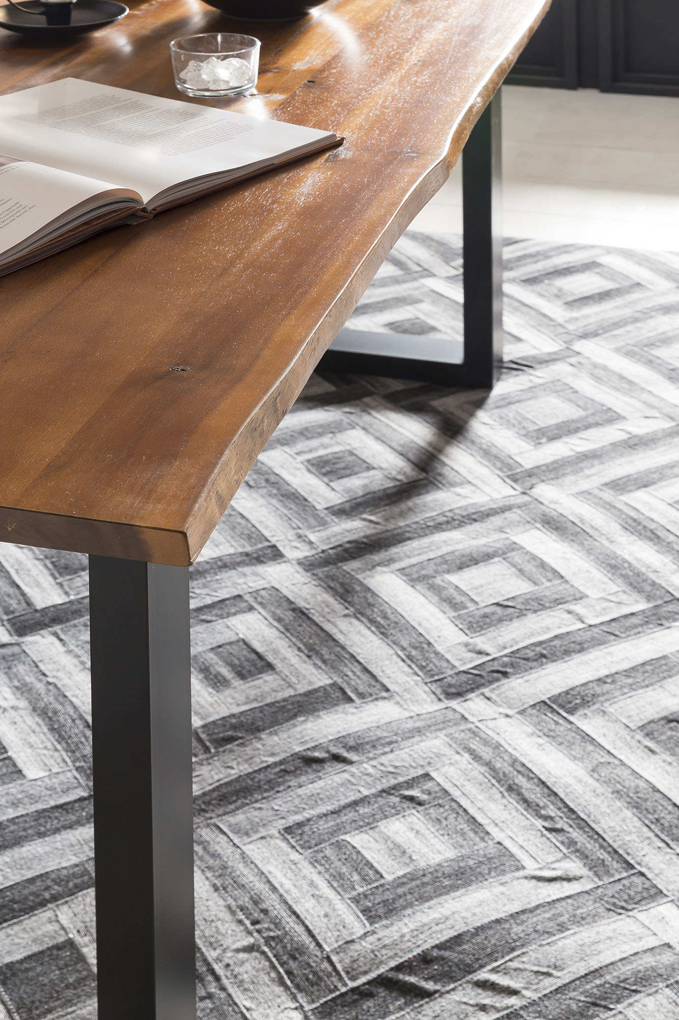 Thumbnail - SalesFever Baumkantentisch "Villach Esstisch mit natürlicher Ausstrahlung" Sichtbare Maserung und Astlöcher, Esstisch au...