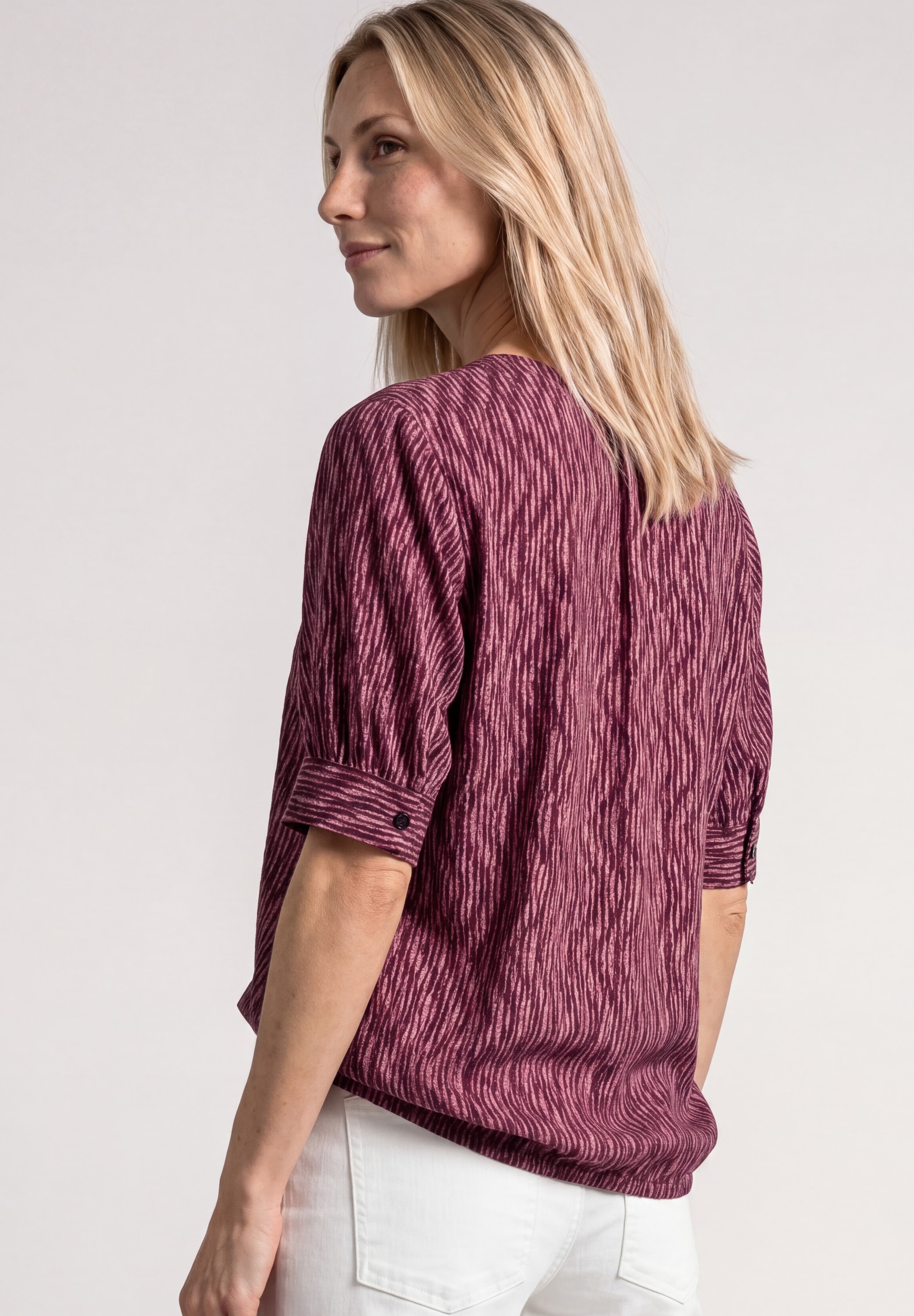 STREET ONE Kurzarmbluse Kurze Sommerbluse mit Allover-Print und Splitneck