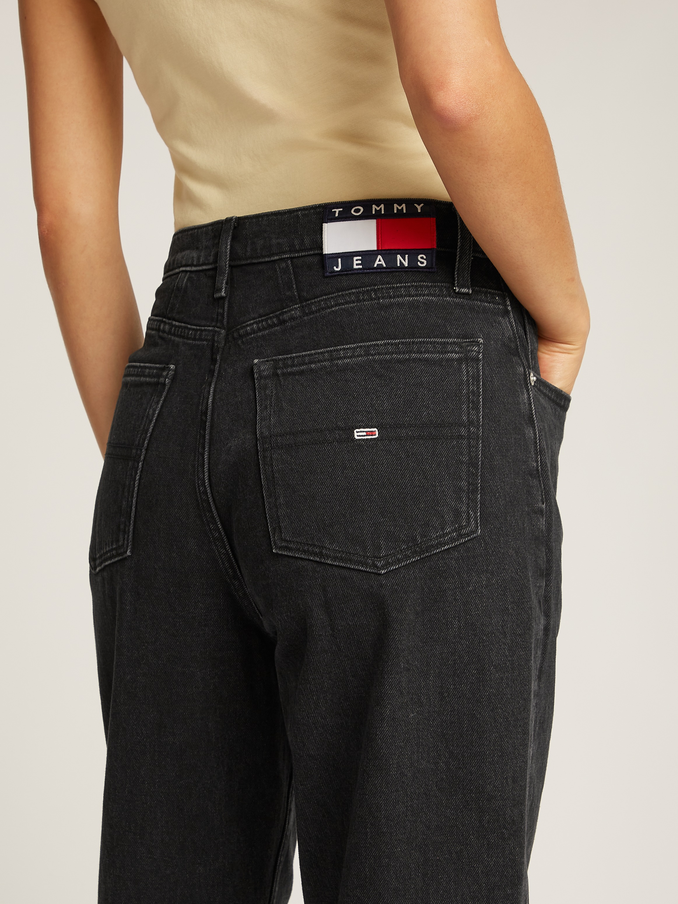 Thumbnail - Tommy Jeans Mom-Jeans "MOM JEAN UH TPR", mit Logo-Stickereien, in knöchelfreier Länge
