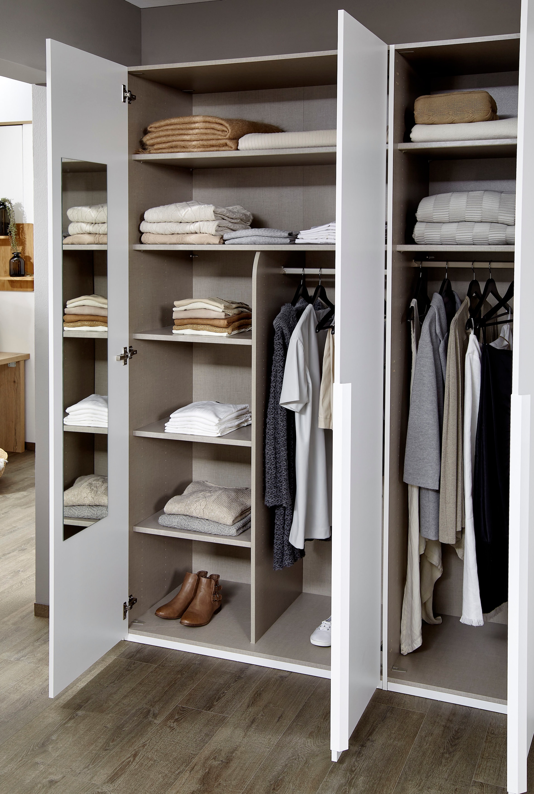 rauch Drehtürenschrank »Purisma« Kleiderschrank Schlafzimmerschrank Schrank, mit umfangreicher Innenausstattung