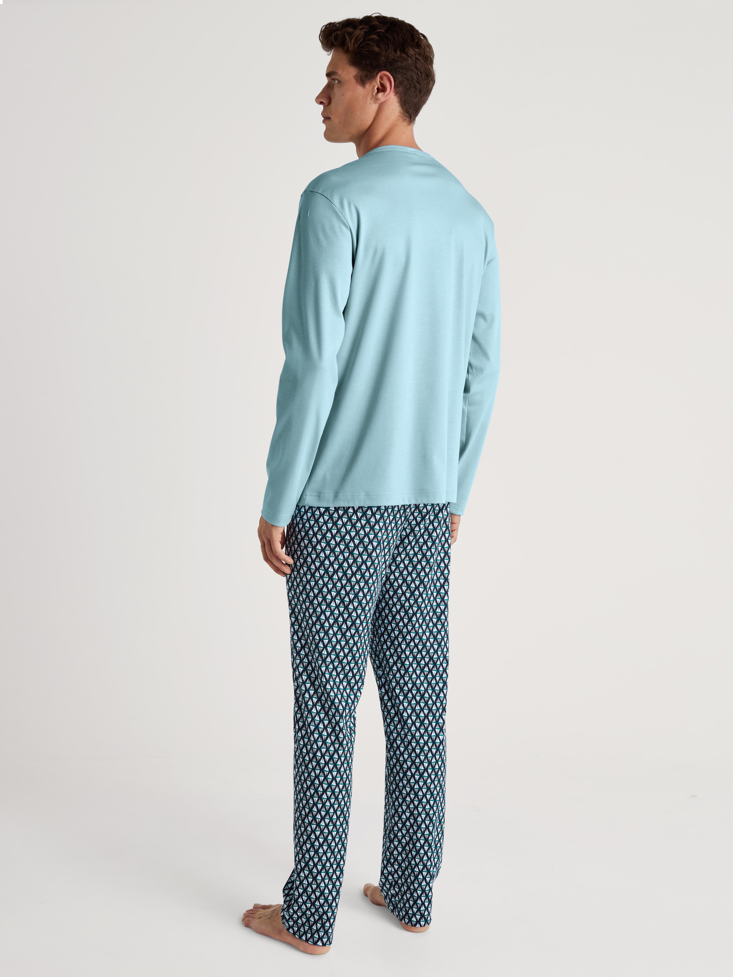 CALIDA Schlafanzug »Relax Streamline 2«, (2 tlg.), Langarm-Shirt mit eingefasstem Rundhalsausschnitt