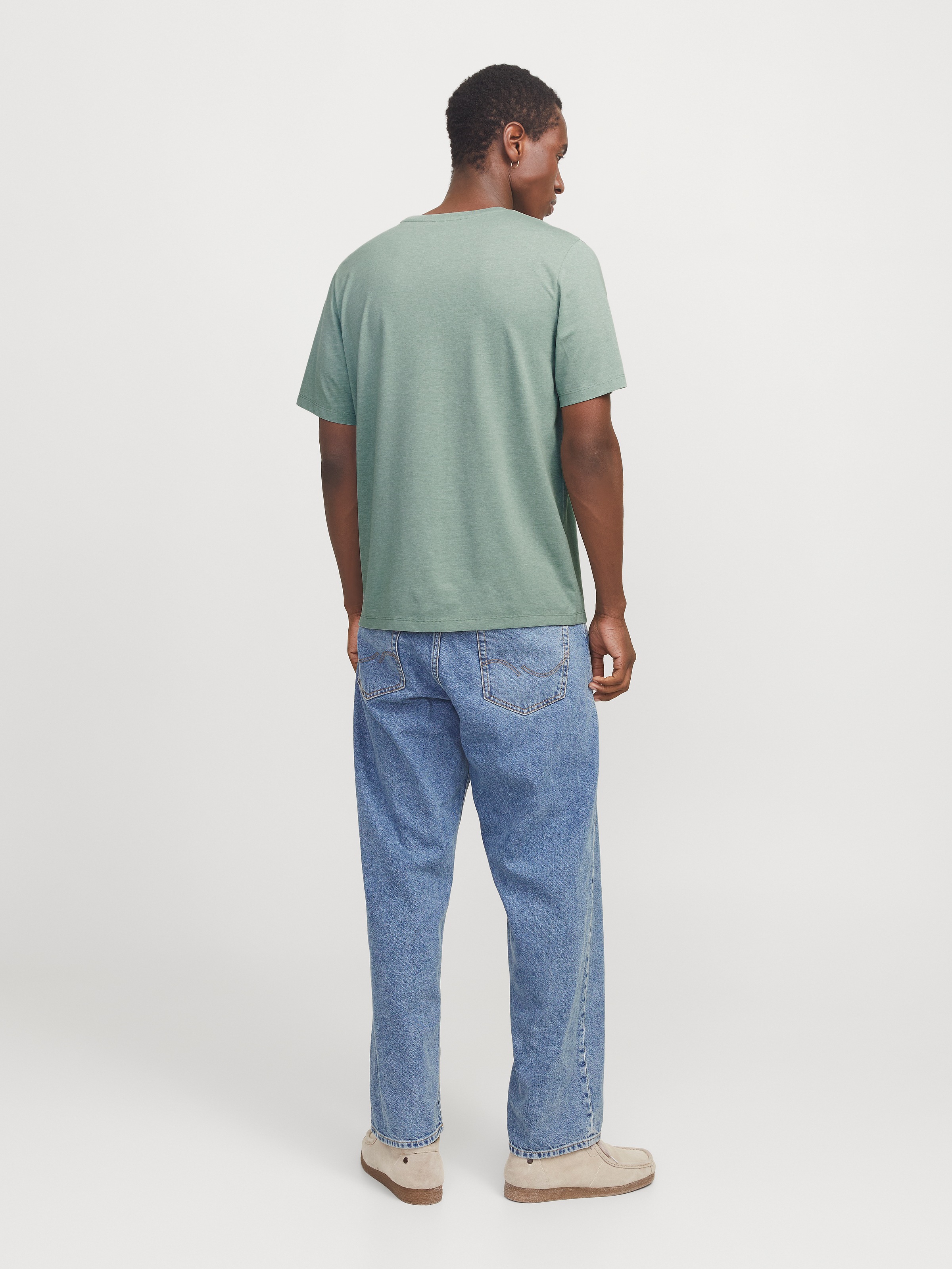 Jack & Jones Rundhalsshirt »JJEPAULOS TEE SS CREW NECK NOOS«, mit Logo Stickerei
