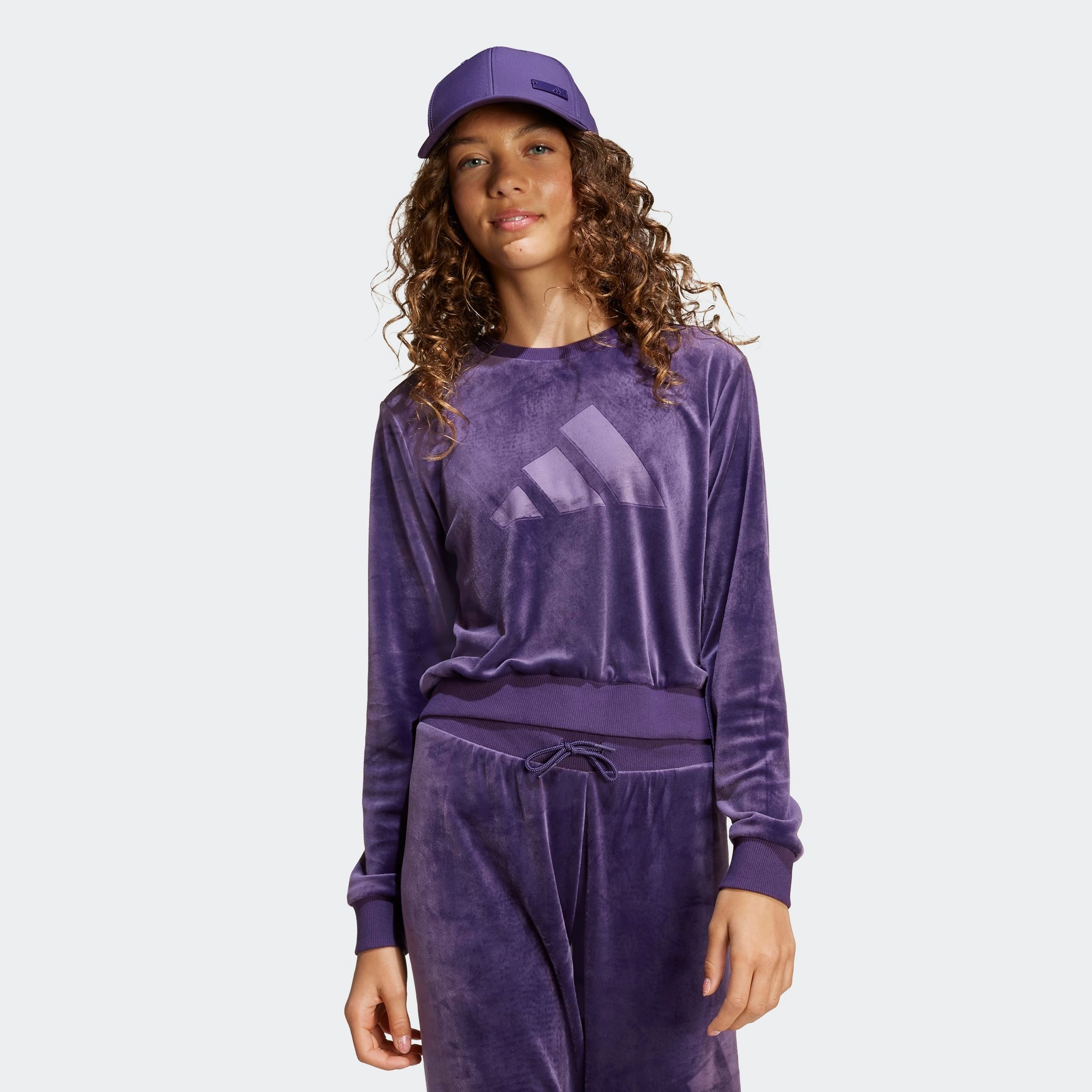 adidas Sportswear Sweatshirt "GIRL HOLIDAY BAUCHFREIES", aus weichem Samt, bauchfreier Schnitt, Rundhalsausschnitt