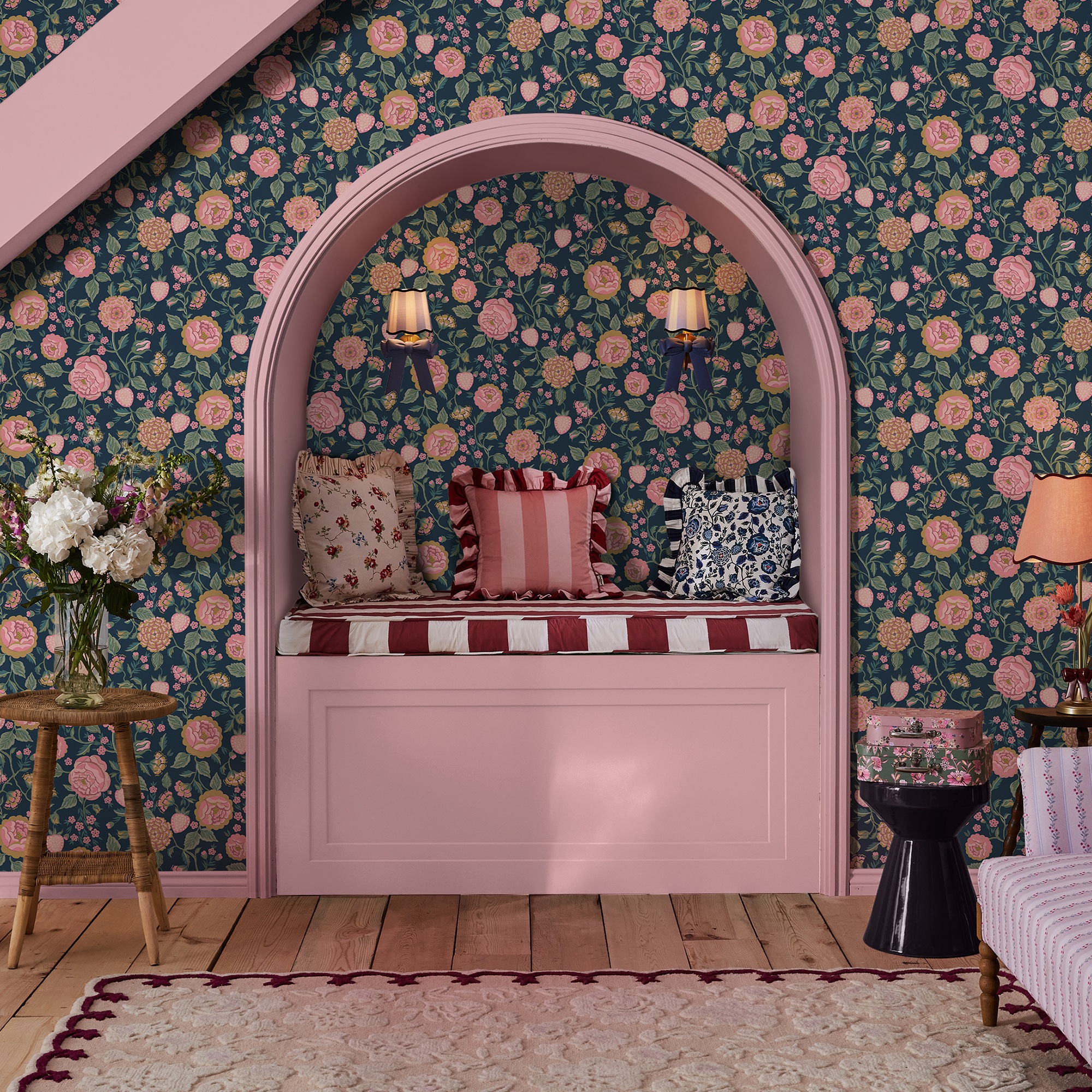 Cath Kidston Vliestapete "Strawberry Garden Navy" Geblümt Glatt 10mx52cm (ca. 5m2)