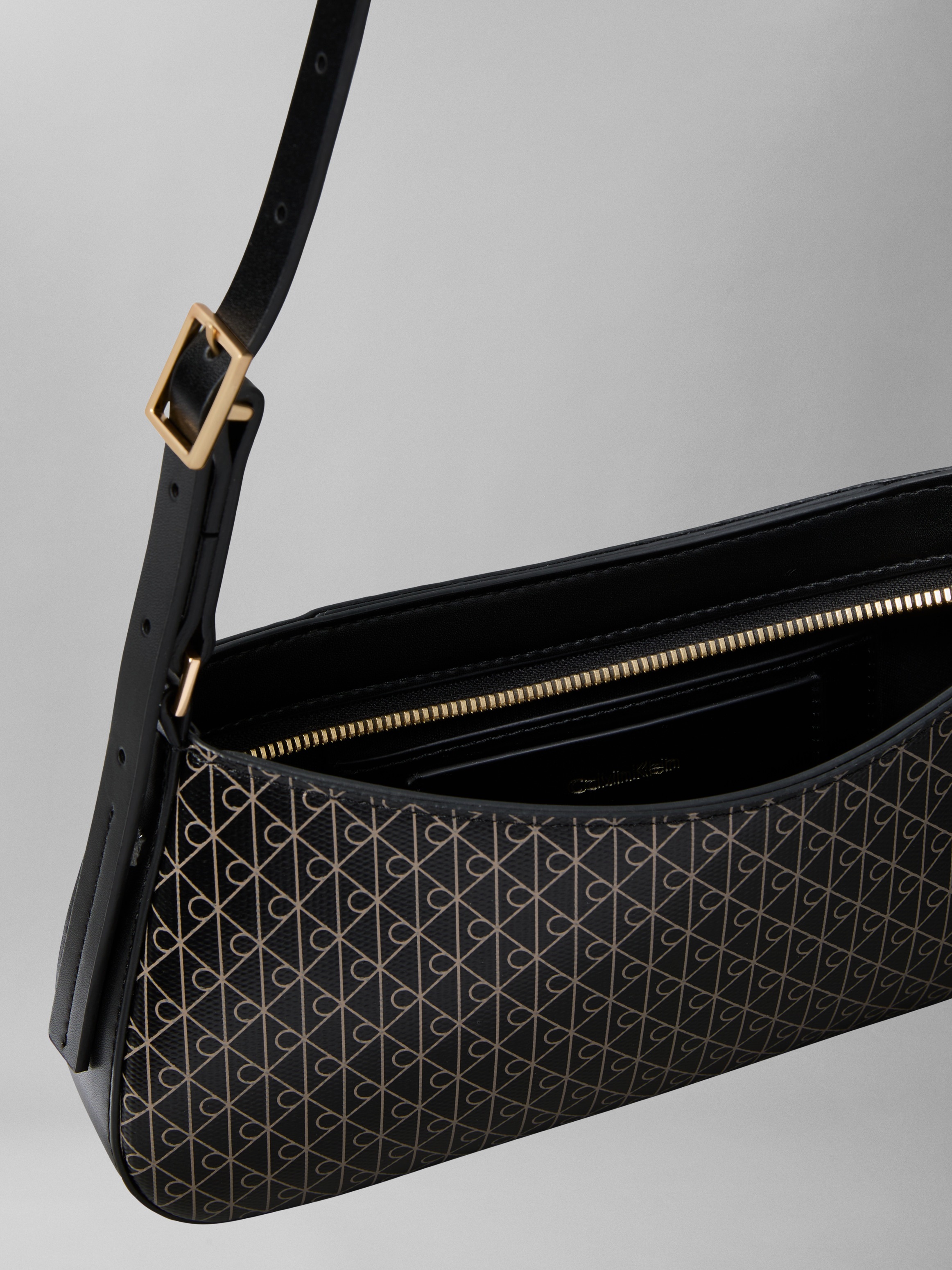 Calvin Klein Schultertasche »EMBLEM AOP SMALL SHOULDER BAG« Damen Umhängetasche, Tragetasche Handtasche mit CK-Logodruck