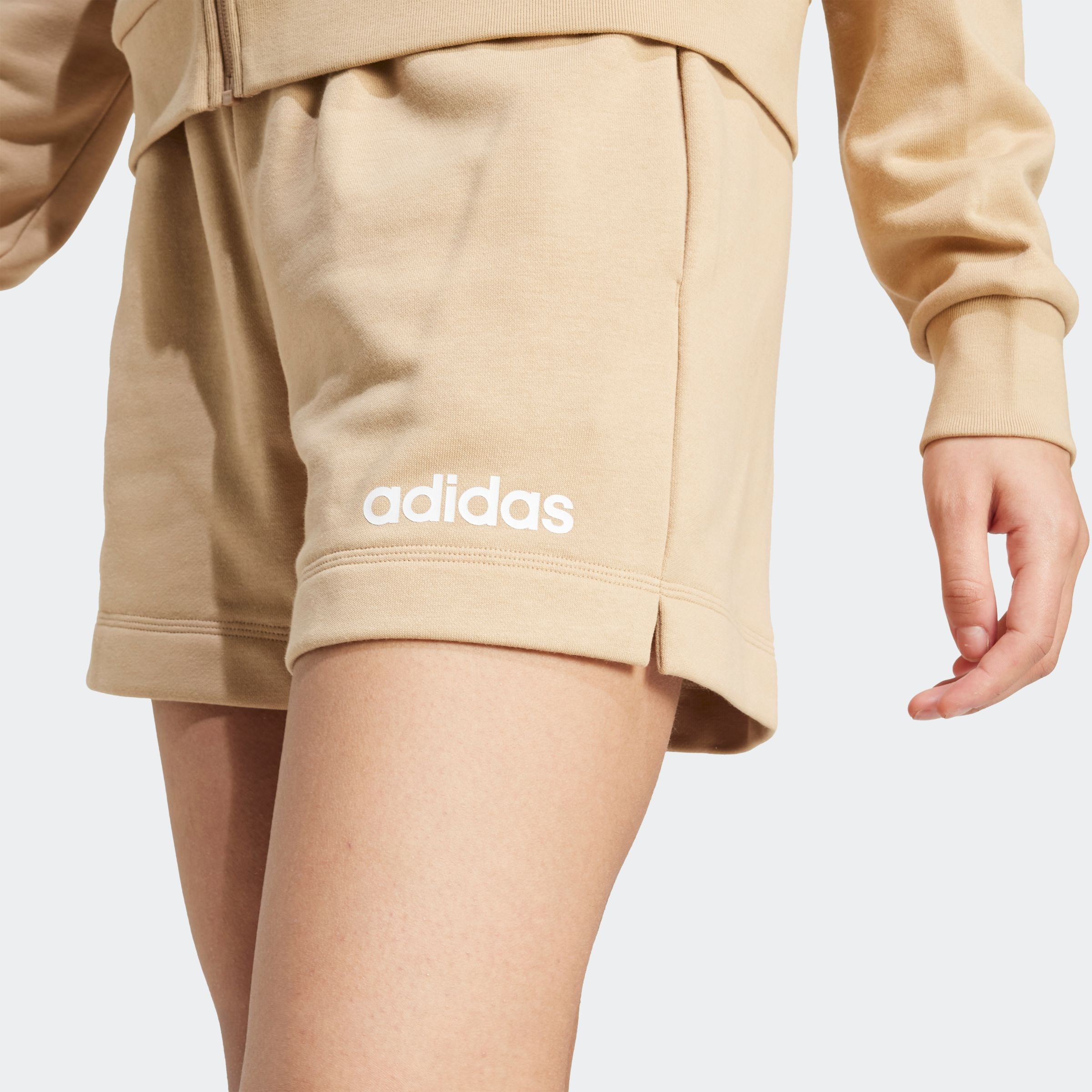 adidas Sportswear Shorts »W LIN FT SHO«, (1 tlg.), Mitelhoher Bund mit Kordelzug, aus weichem French Terry