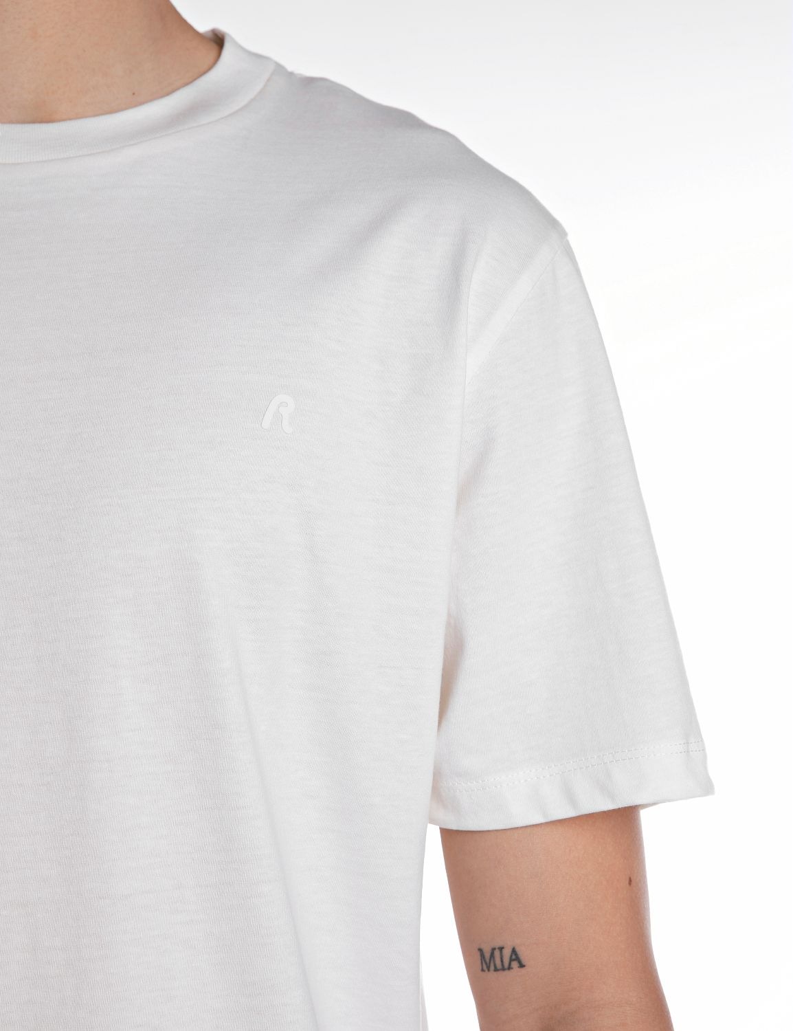 Replay T-Shirt »mit Logostickerei auf der Brust«