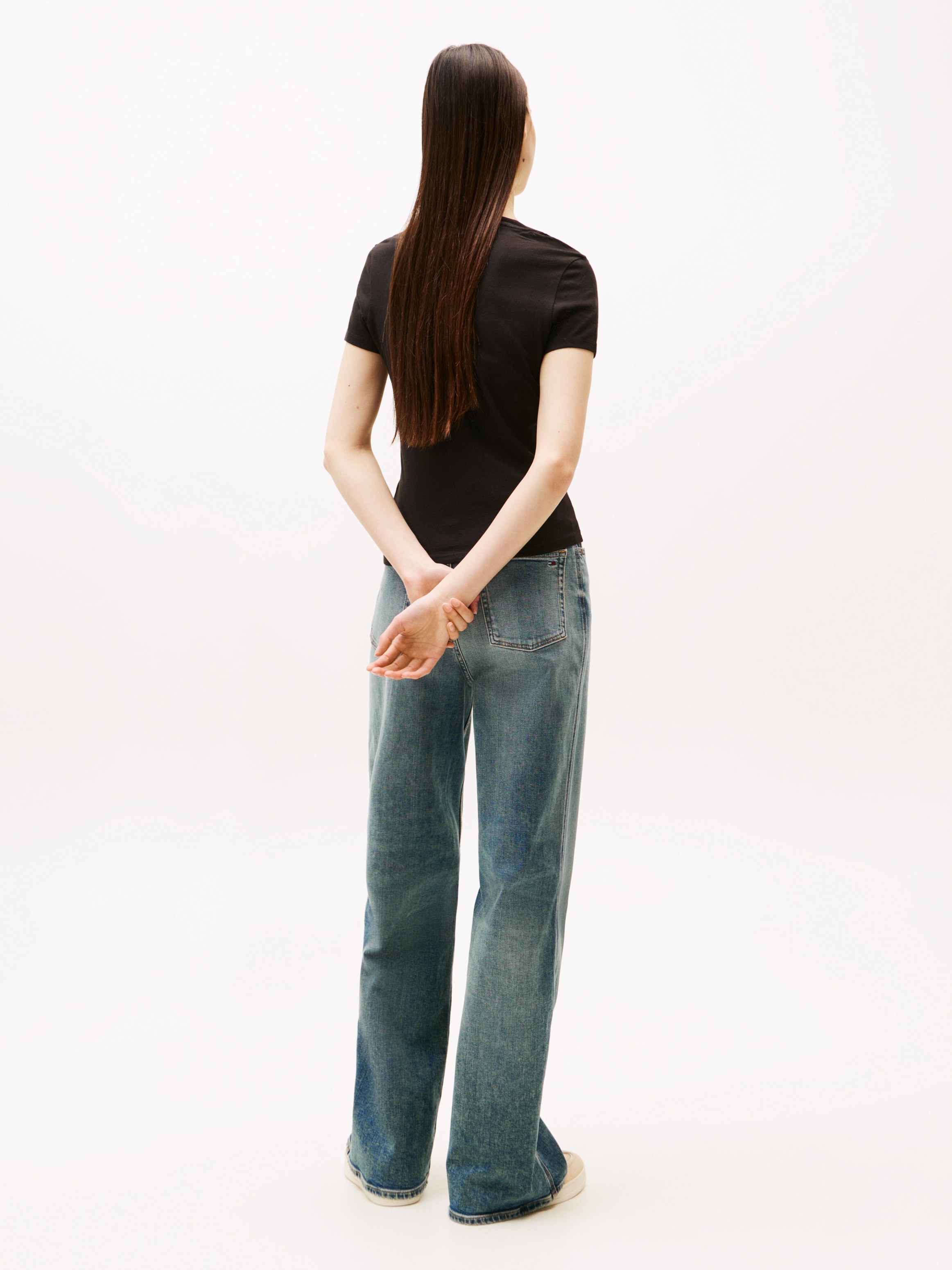 Tommy Jeans T-Shirt »TJW 2PACK V-NECK TEE« Packung, 2-er Pack, 2 Stk. mit Logostickerei