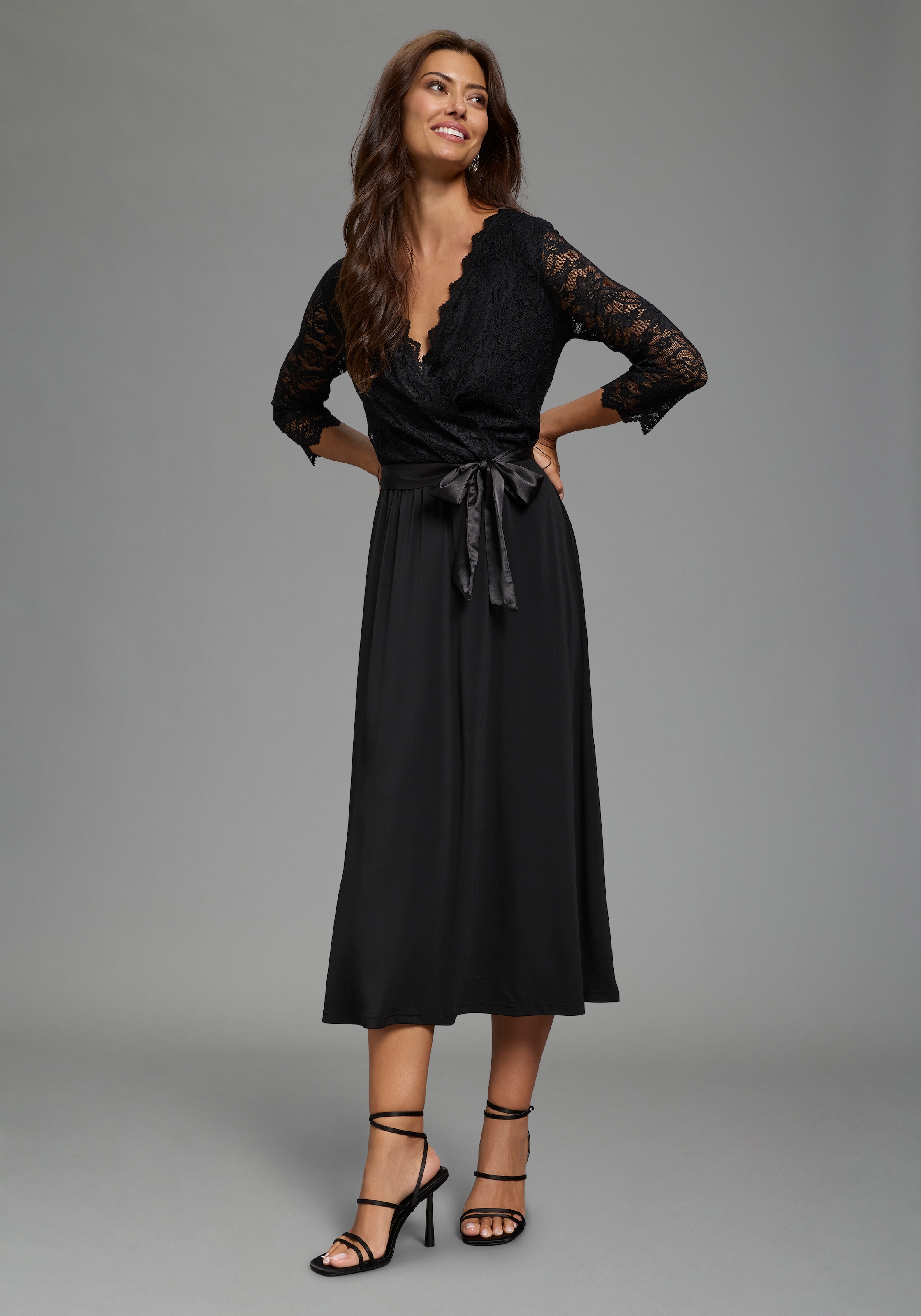Laura Scott Abendkleid aus Jersey und Spitze, mit V-Ausschnitt in Wickeloptik