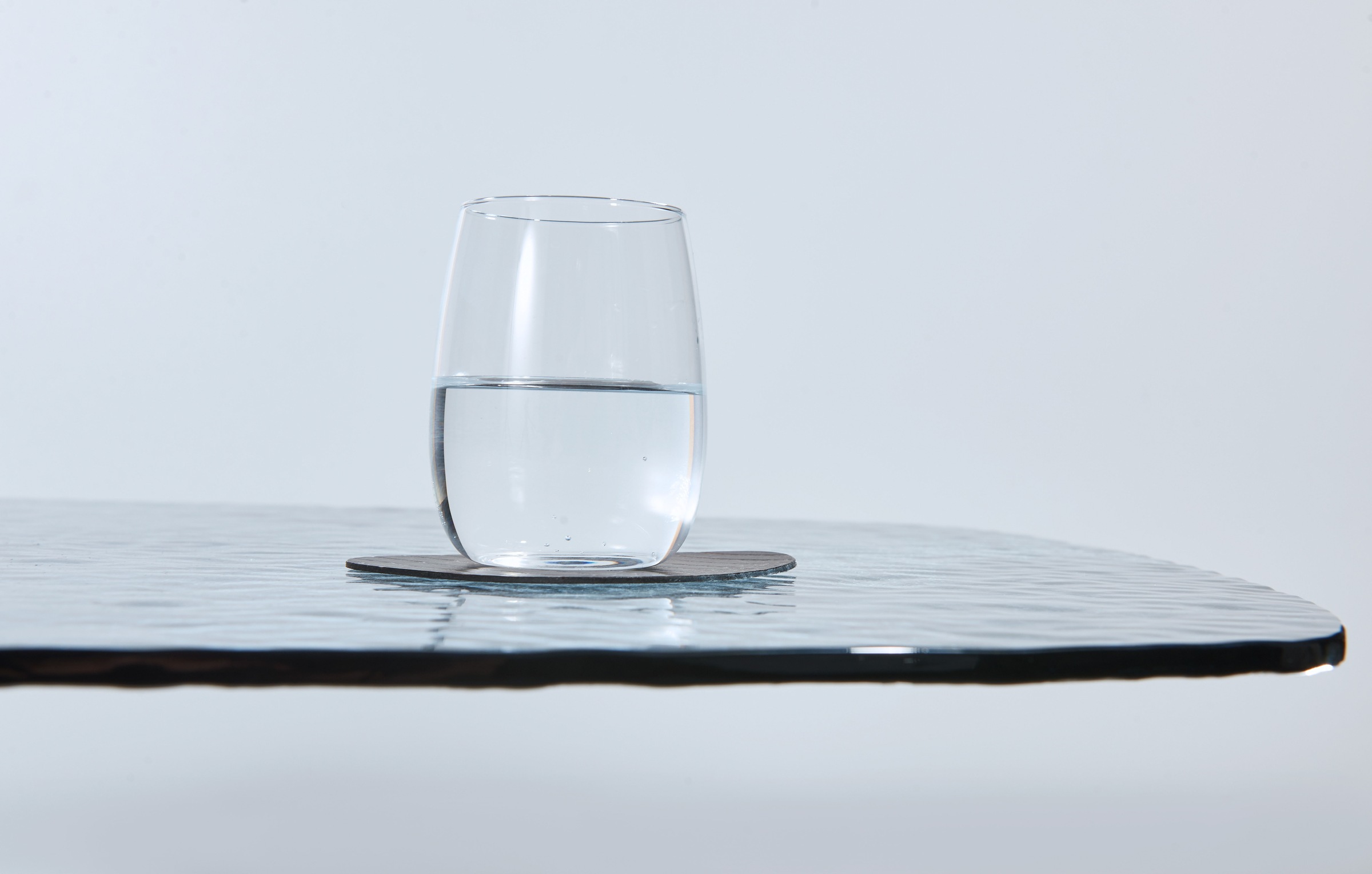 Stolkom Couchtisch »Elias Glastisch schwarz, Wohnzimmertisch BxHxT 110x44x70 cm«, Sicherheitsglas Bruchsicher, Glasplatte Wasserwelle schwarz getönt