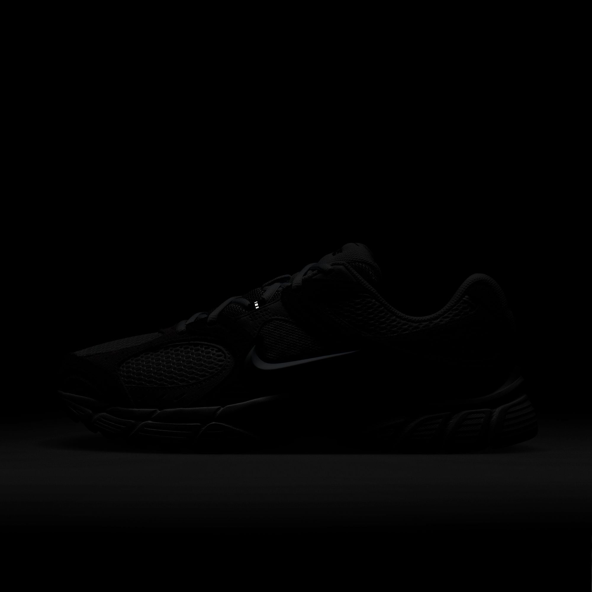 Nike Sportswear Sneaker »V5 RNR Suede«  inspiriert vom Design des Y2K Nike Vomero 5