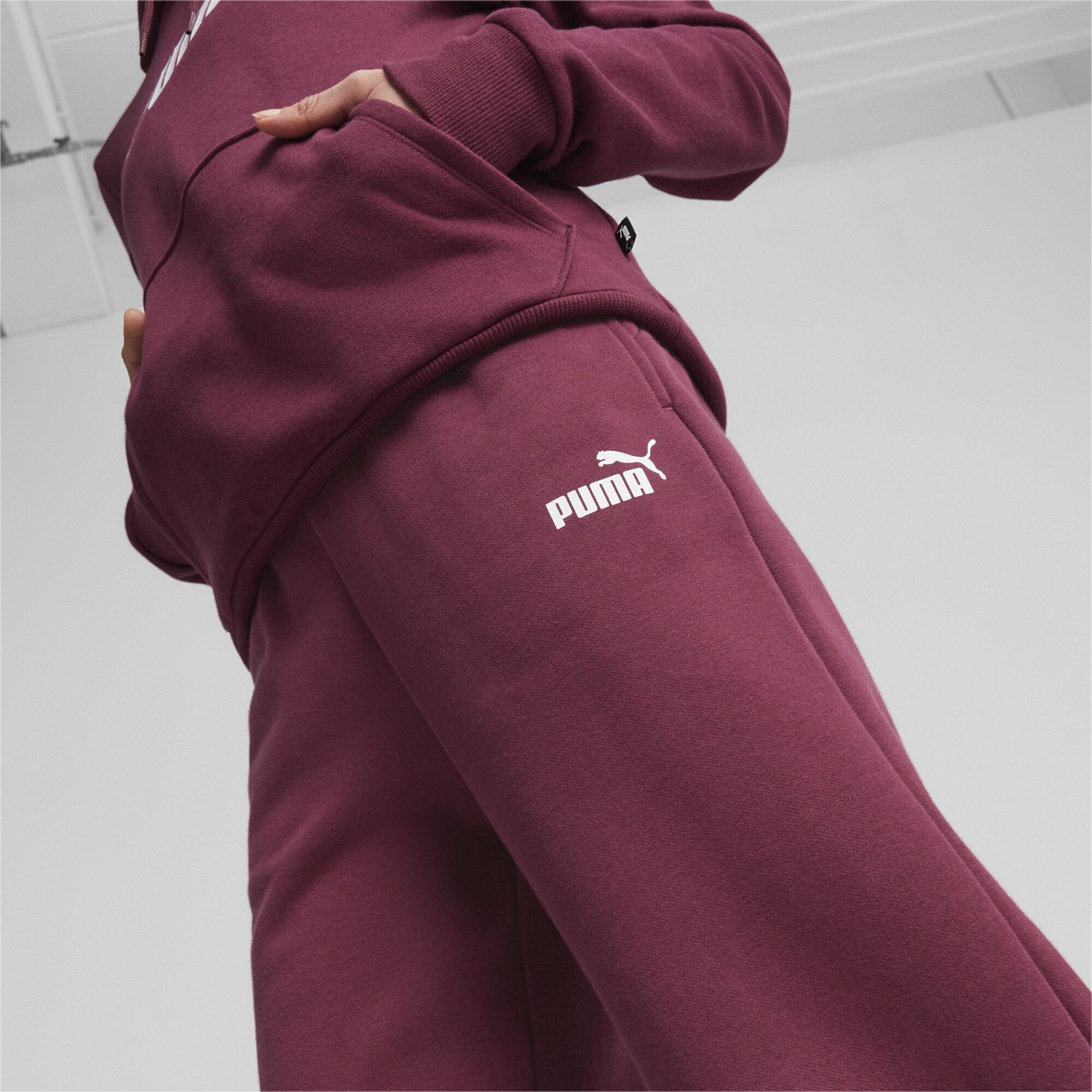 PUMA Sporthose »ESS+ Straight Leg Jogginghose Damen«