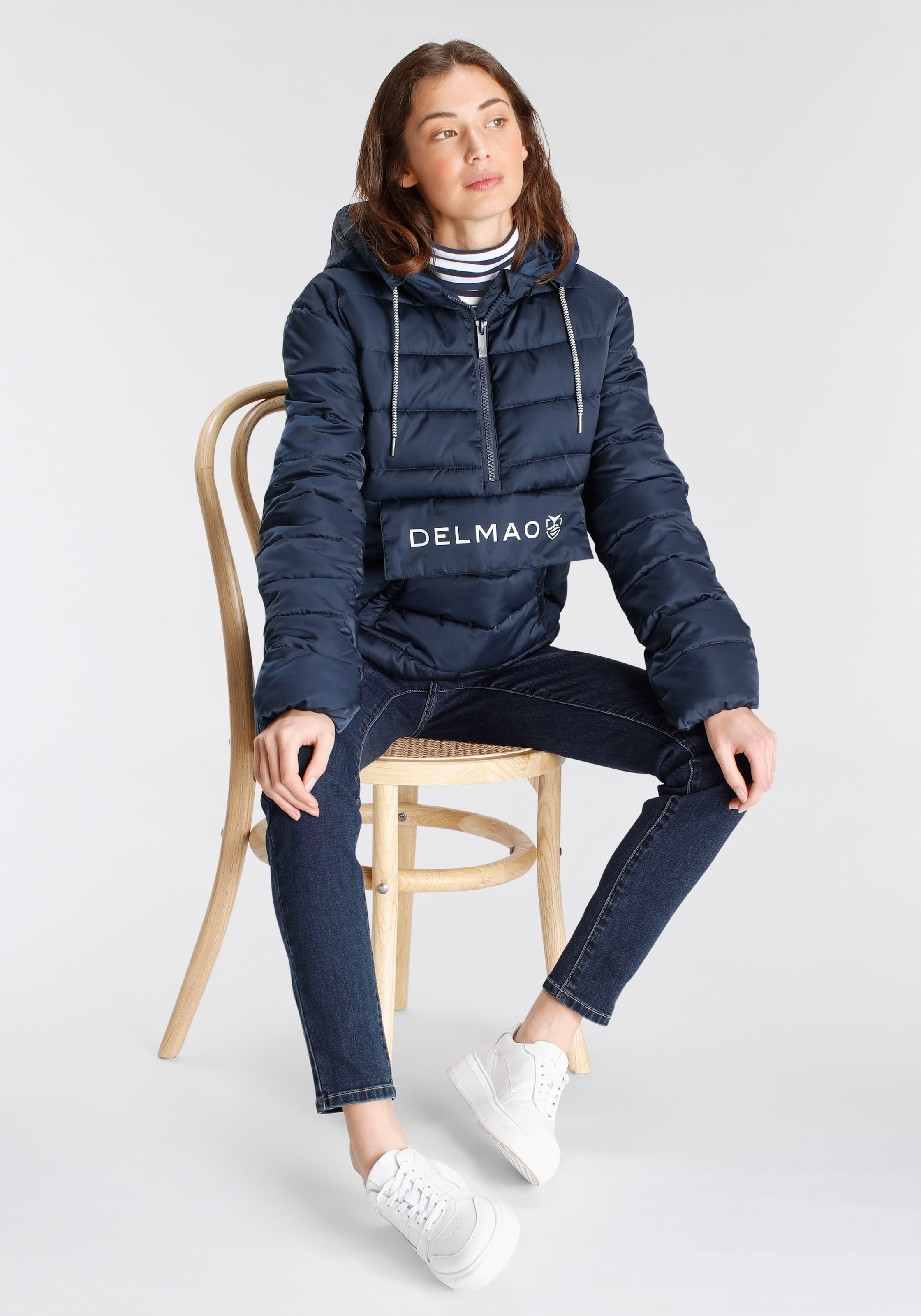 DELMAO Steppjacke, online BAUR MARKE! mit ---NEUE Kapuze, mit kaufen der Logoprint auf Taschenklappe 