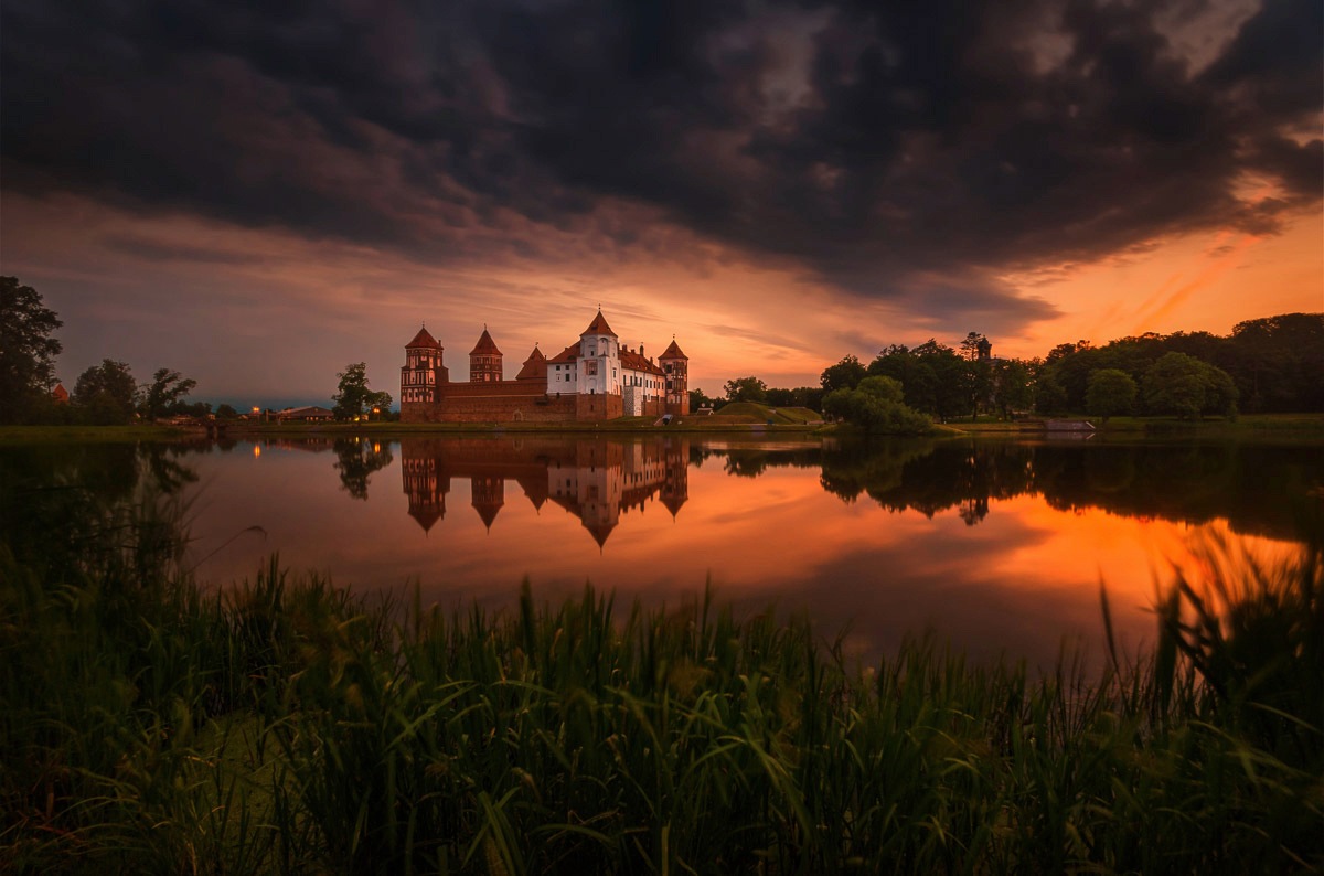 Papermoon Fototapete »Schloss an See«