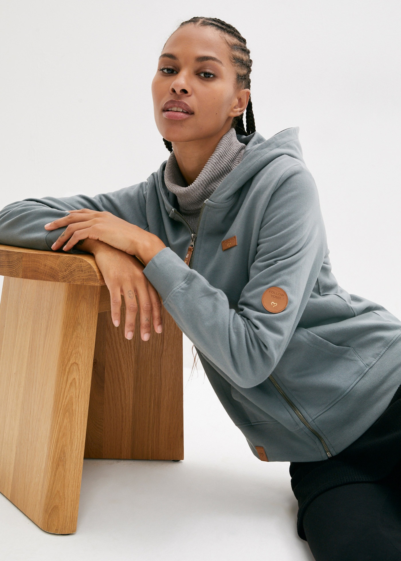 bonprix Kapuzensweatjacke mit Kapuze, mit Kängurutaschen, aus Baumwolle, mit Reißverschluss