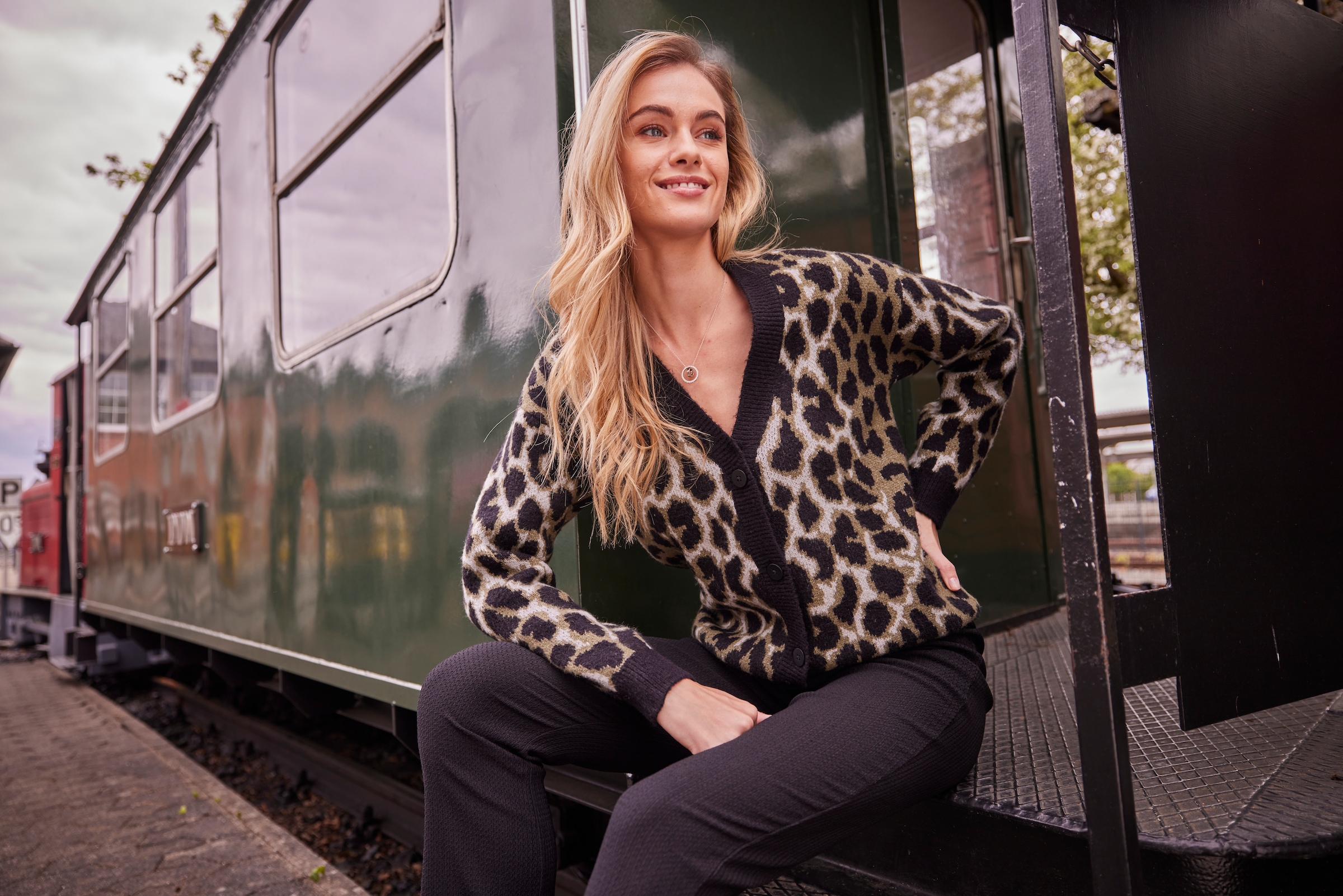 Aniston CASUAL Schlaghose, aus weichem, strukturierten Jersey - NEUE KOLLEKTION