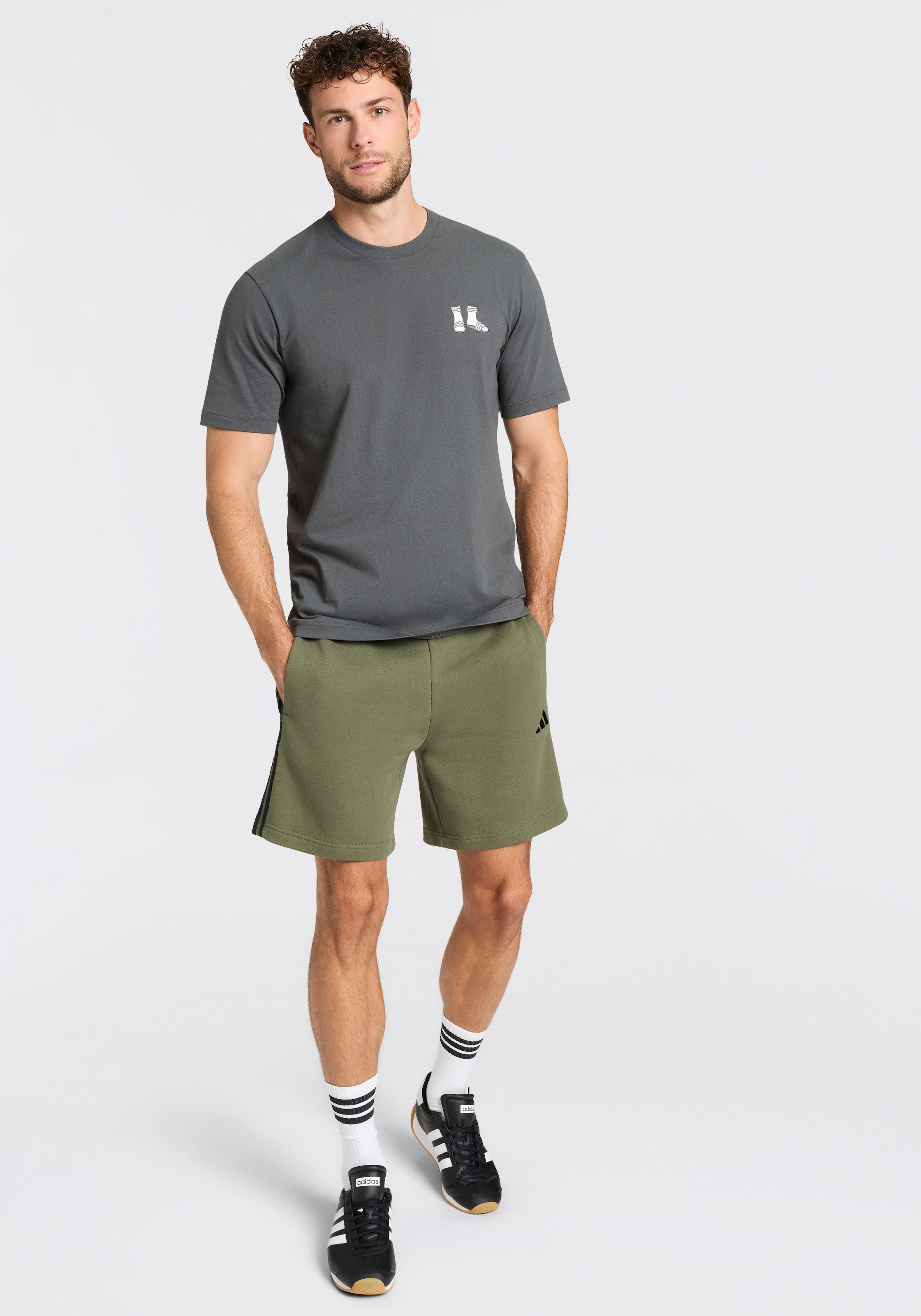 adidas Sportswear T-Shirt »M EMB SLIDES T« mit Rundhalsausschnitt, ohne Verschluss, sportlicher Stil
