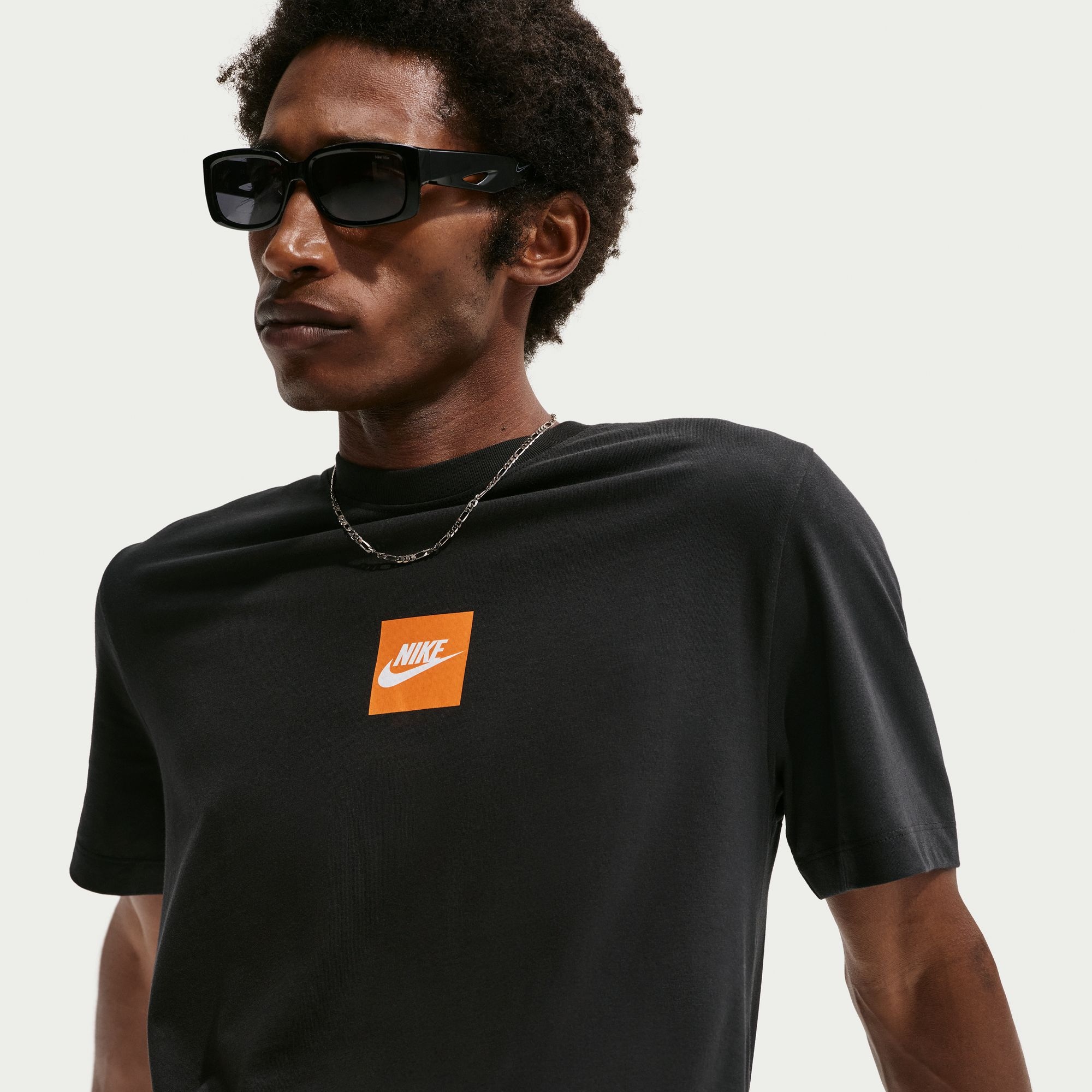 Nike T-Shirt »Nike Sportswear T-Shirt« für Erwachsene, sportlich, mit coolem Rückenprint