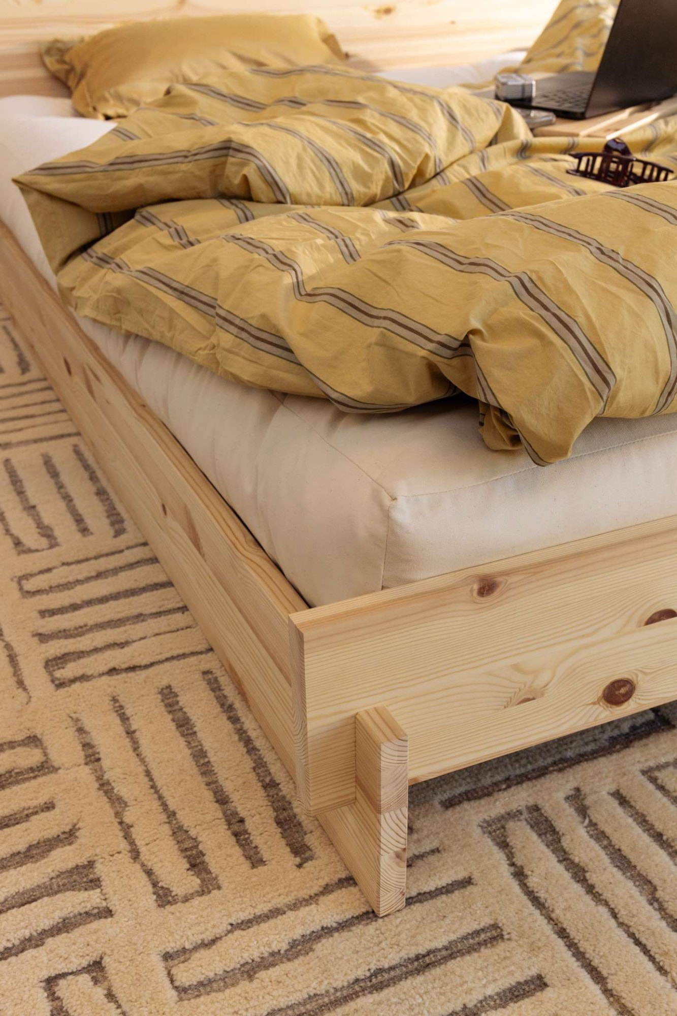 Karup Design Bettgestell »Latch Bed mit Kopfteil, FSC®-zertifiziertes Massivholz, Made in Europe« mit 2 Ablagen, inklusive Lattenrost, ohne Matratze, massive Qualität