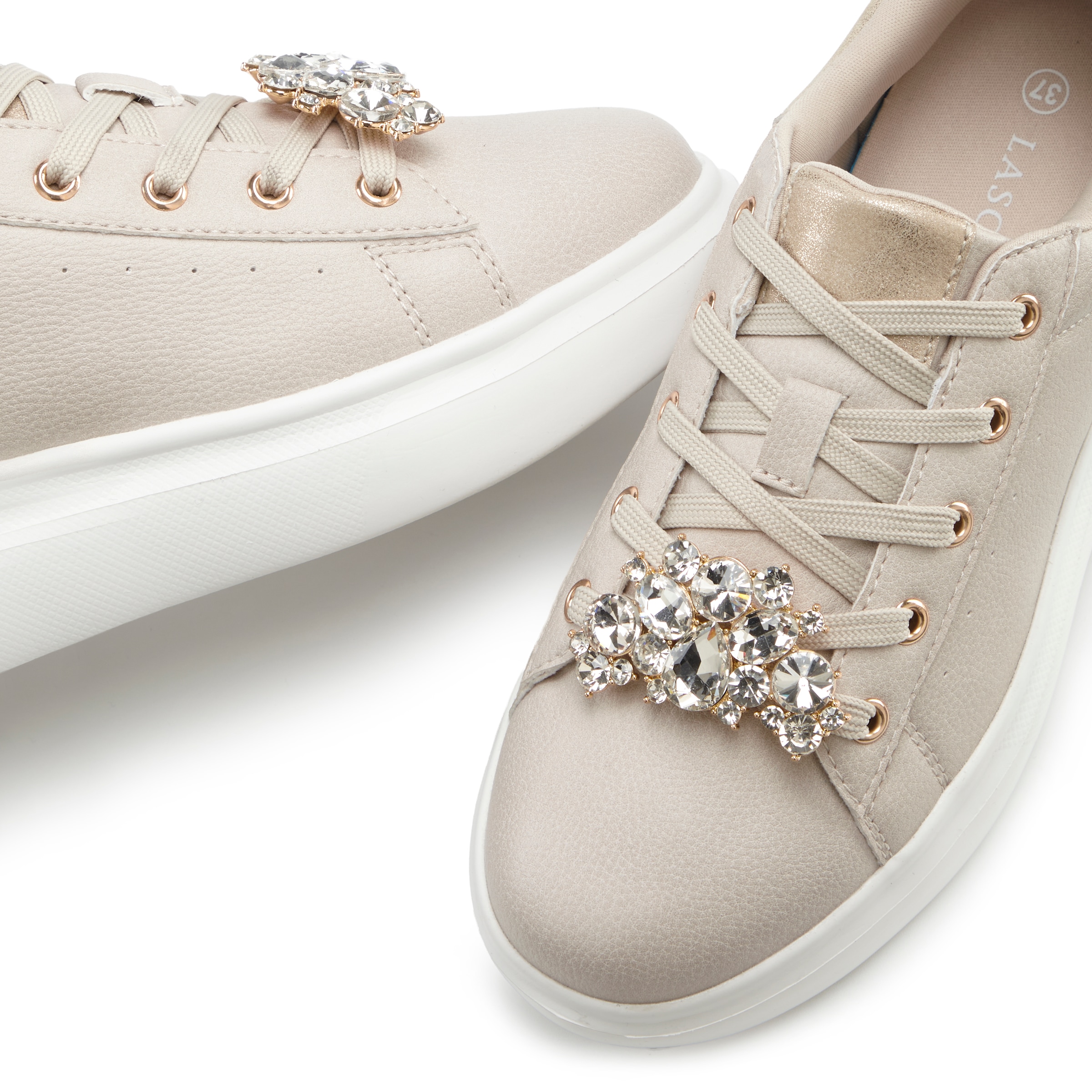 LASCANA Sneaker »Freizeitschuh, Schnürhalbschuh, Halbschuh,«, mit Metallicdetails und abnehmbarer Brosche VEGAN